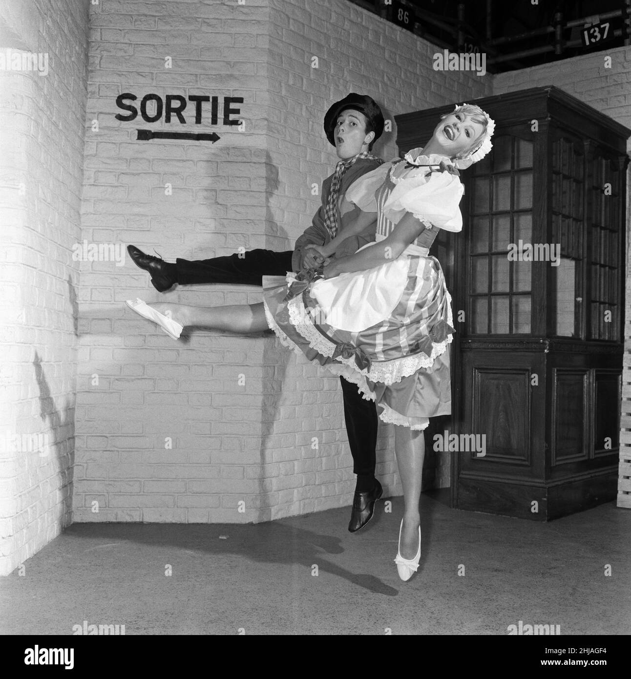 Cliff Richard y Jacqueline Daryl en el set de la película Summer Holiday. 19th de julio de 1962. Foto de stock