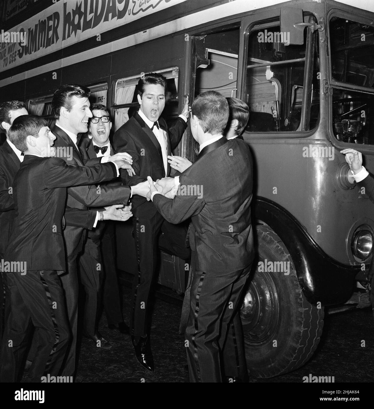 Cliff Richard y algunas de las sombras con un autobús de transporte de Londres. El elenco de la película había planeado llegar al estreno de la película, 'Vacaciones de verano' en el autobús. A Cliff Richard se le impidió asistir al premier debido a los aficionados que se agolpaban alrededor de su coche cuando entró en Leicester Square. 10th de enero de 1963. Foto de stock
