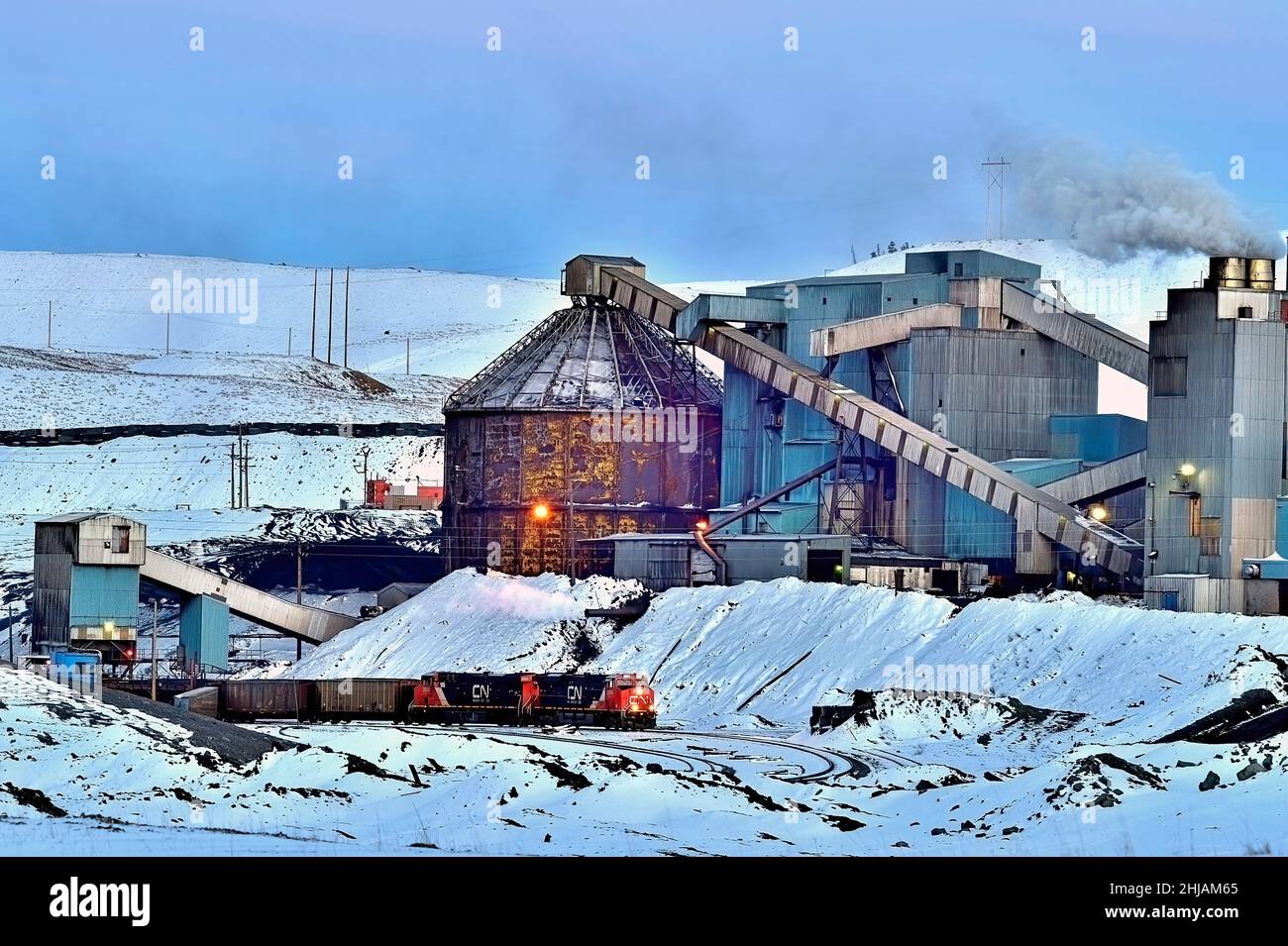 Un paisaje invernal de una planta de procesamiento de carbón activo cerca de Cadomin, en el oeste de Alberta, Canadá Foto de stock