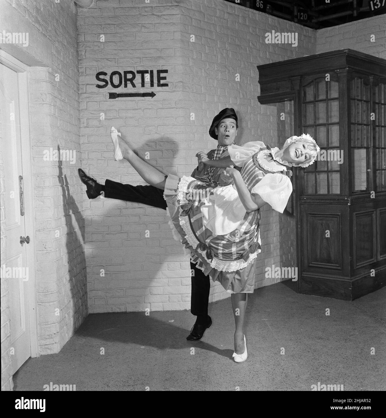 Cliff Richard y Jacqueline Daryl en el set de la película Summer Holiday. 19th de julio de 1962. Foto de stock