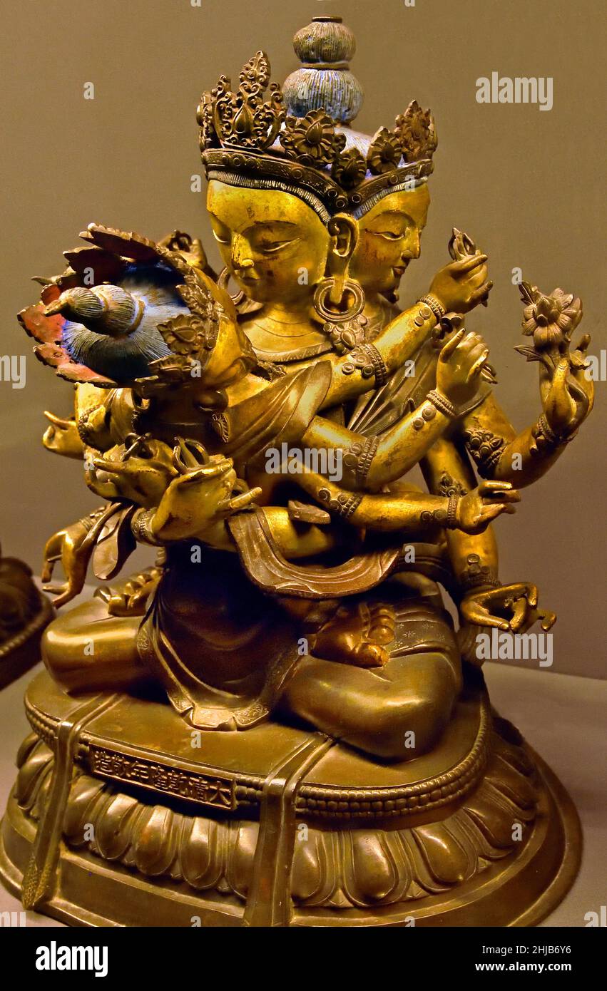 Guhyasamaja (Deidad Budista) - Manjuvajrana, taller imperial de Beijing, en parte bronce dorado, China del siglo 18th, chino. Foto de stock