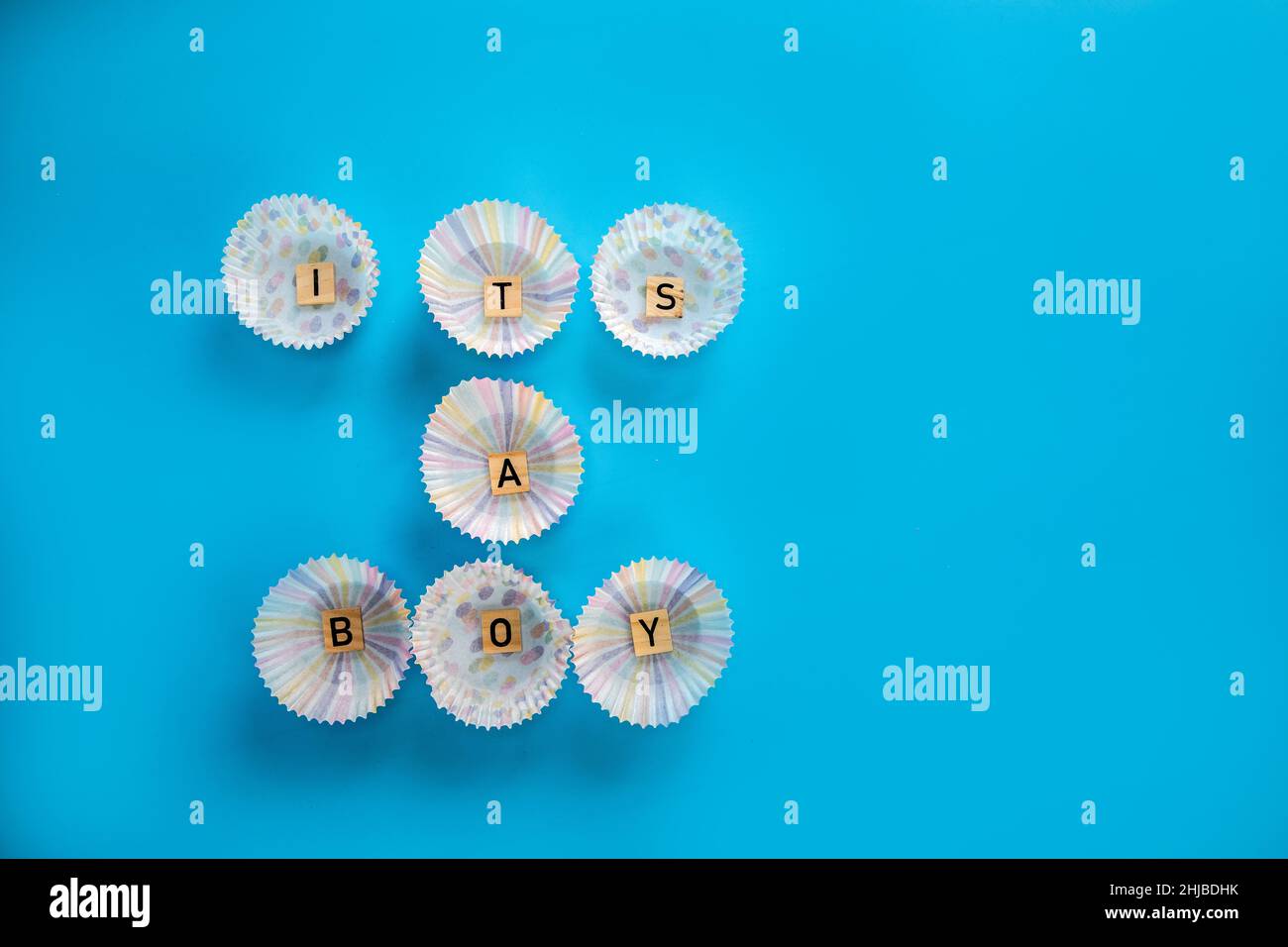 Es un texto de niño con letras de madera sobre fondo azul, nacimiento de niño, nueva vida, tarjeta de felicitación familiar para recién nacido. Con espacio de copia Foto de stock