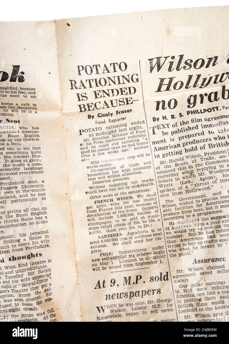 Artículo del periódico del 1 de mayo de 1948, edición del Daily Herald sobre el fin de la trashiación de patatas e importación de vino francés a un precio más bajo, Reino Unido Foto de stock