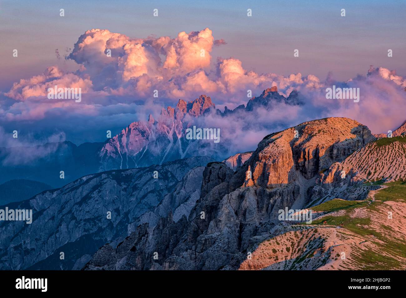 Silhuette de Dolomitas de montañas y cumbres, visto desde la cabaña Rifugio Auronzo, al atardecer. Nubes de tormenta se acumulan. Foto de stock