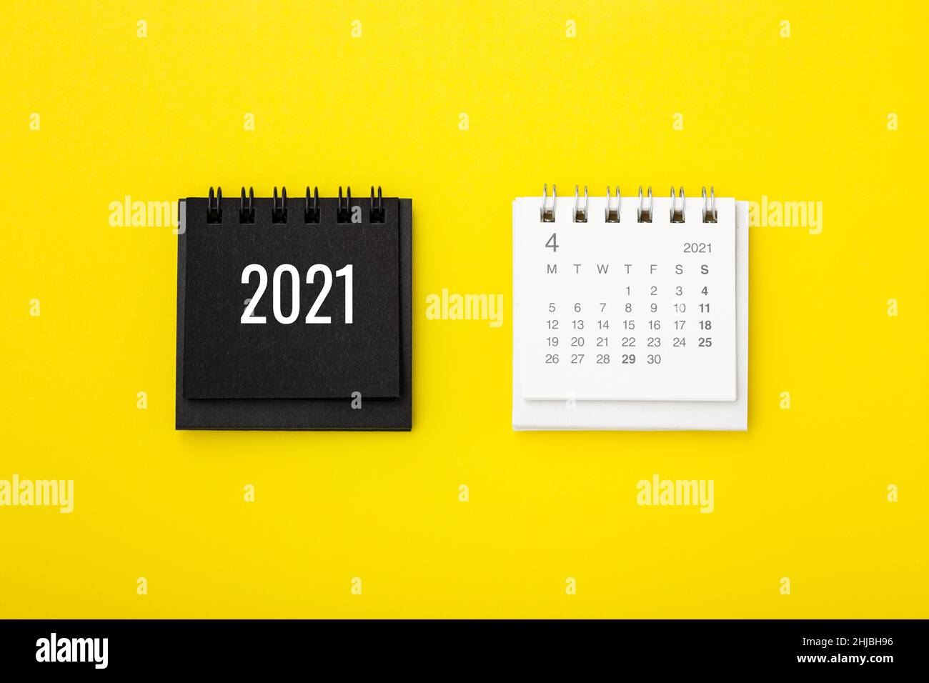 Calendario 2021 sobre fondo amarillo, vista superior Foto de stock
