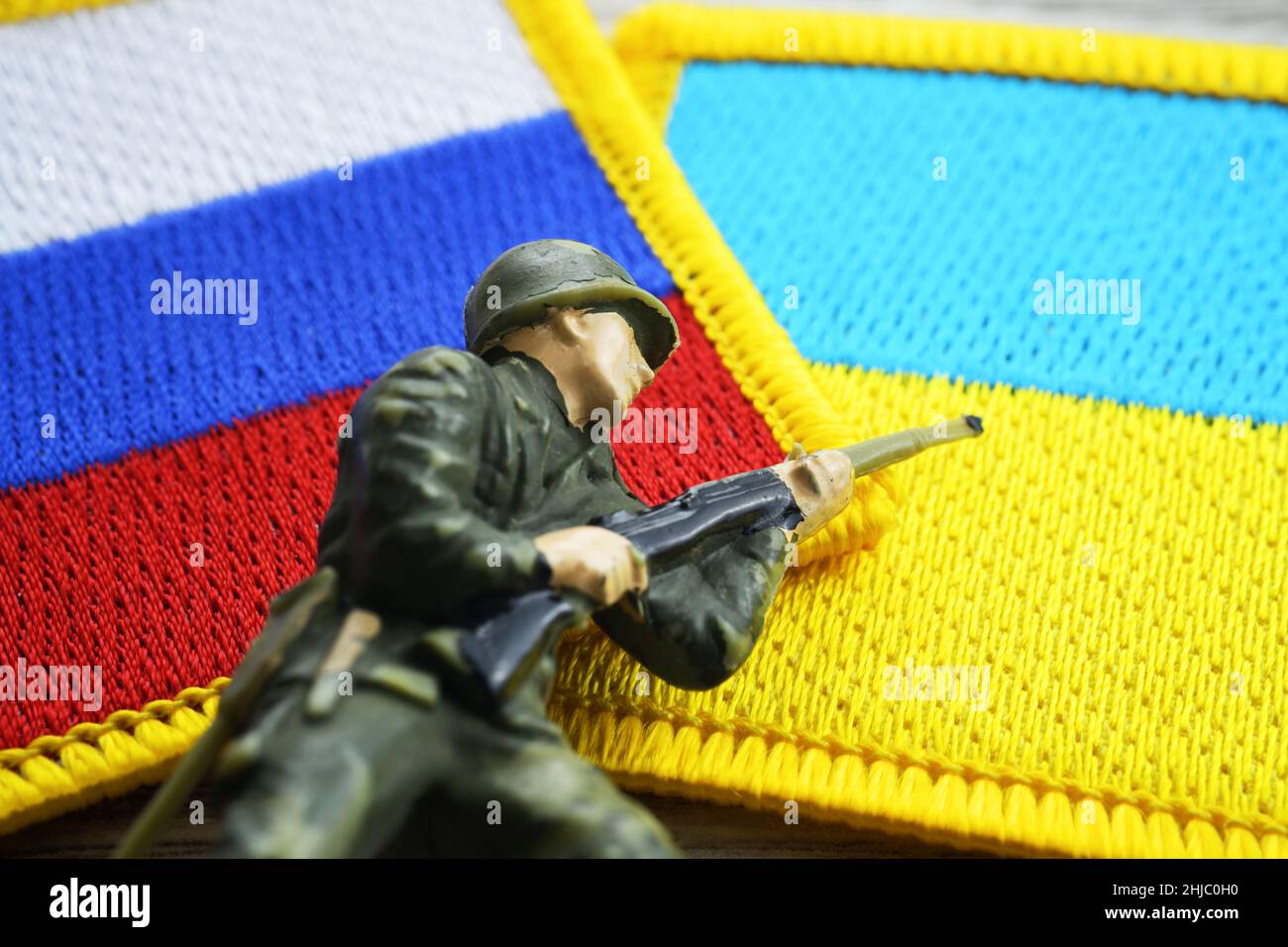 Soldado figura en banderas de Rusia y Ucrania, Ucrania crisis Foto de stock