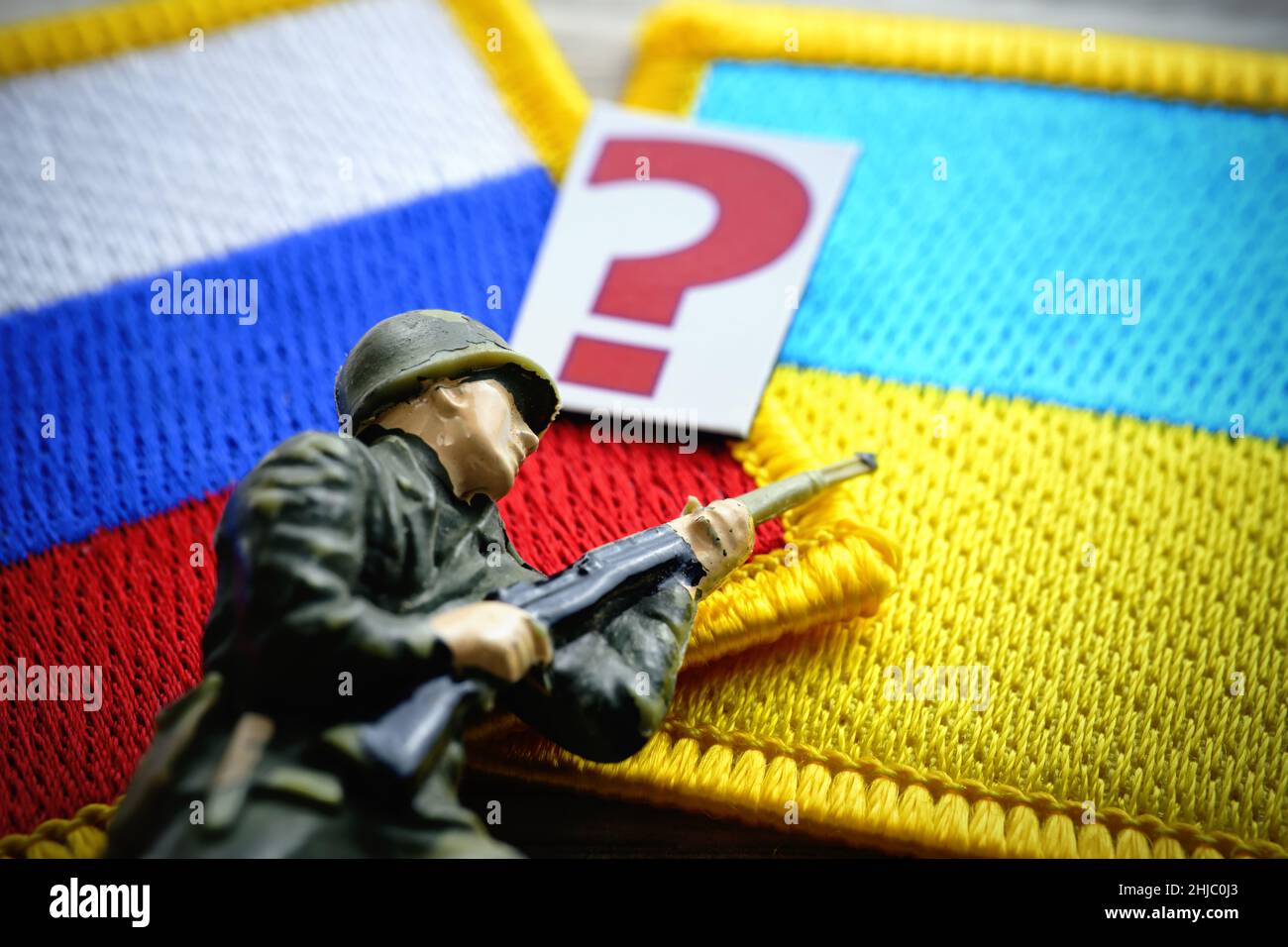 Figura de soldado y signo de interrogación en las banderas de Rusia y Ucrania, Ucrania crisis Foto de stock