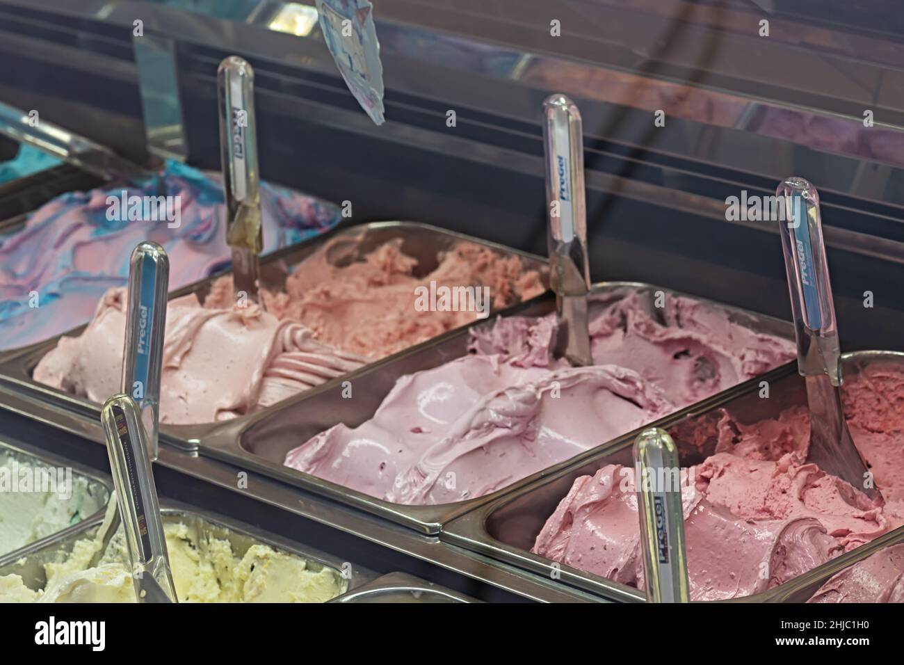 gelateria italiano grandi magazzini vetrina gusti vari 2 Foto de stock
