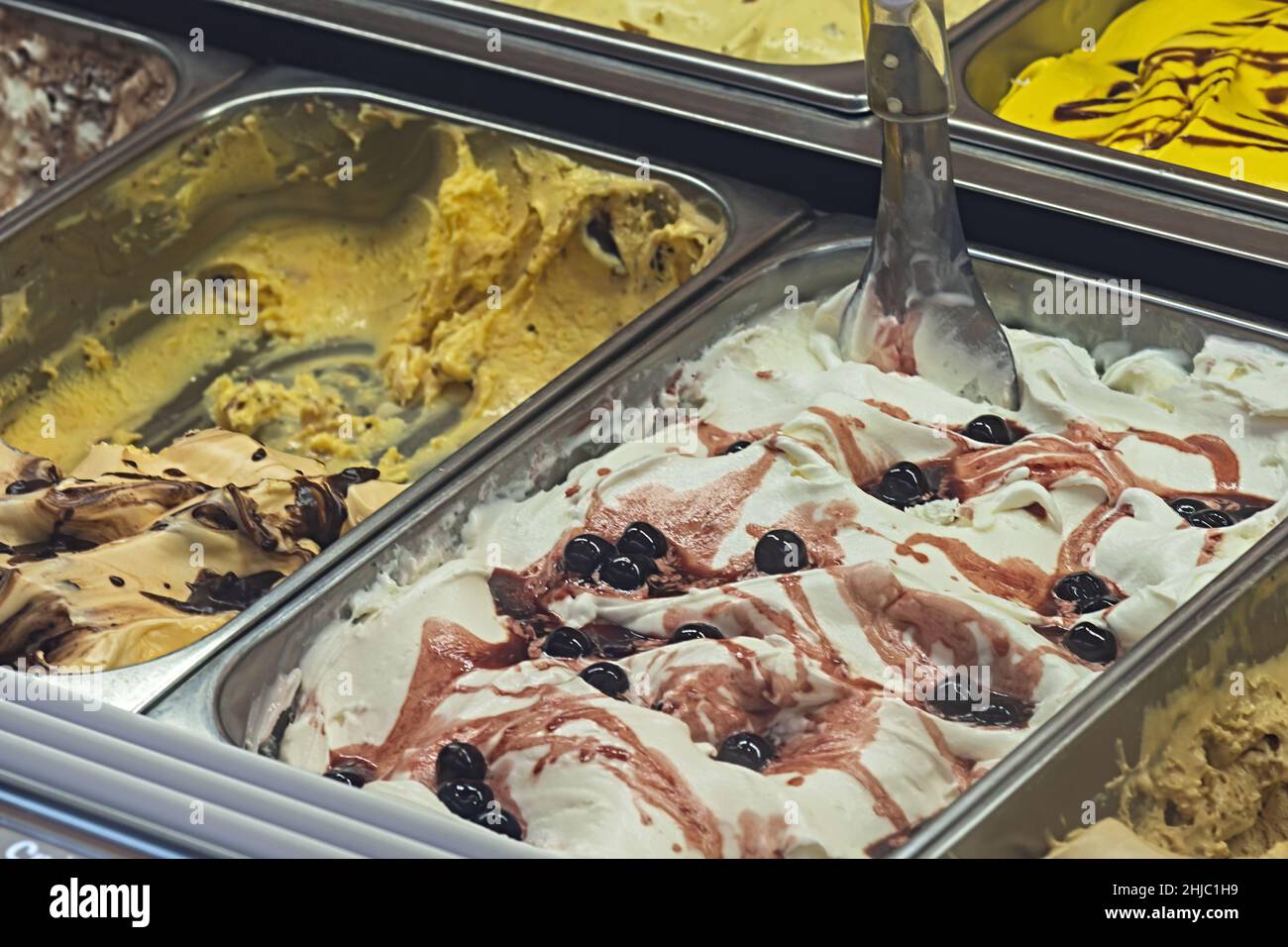 gelateria italiano grandi magazzini vetrina gusti vari 5 Foto de stock