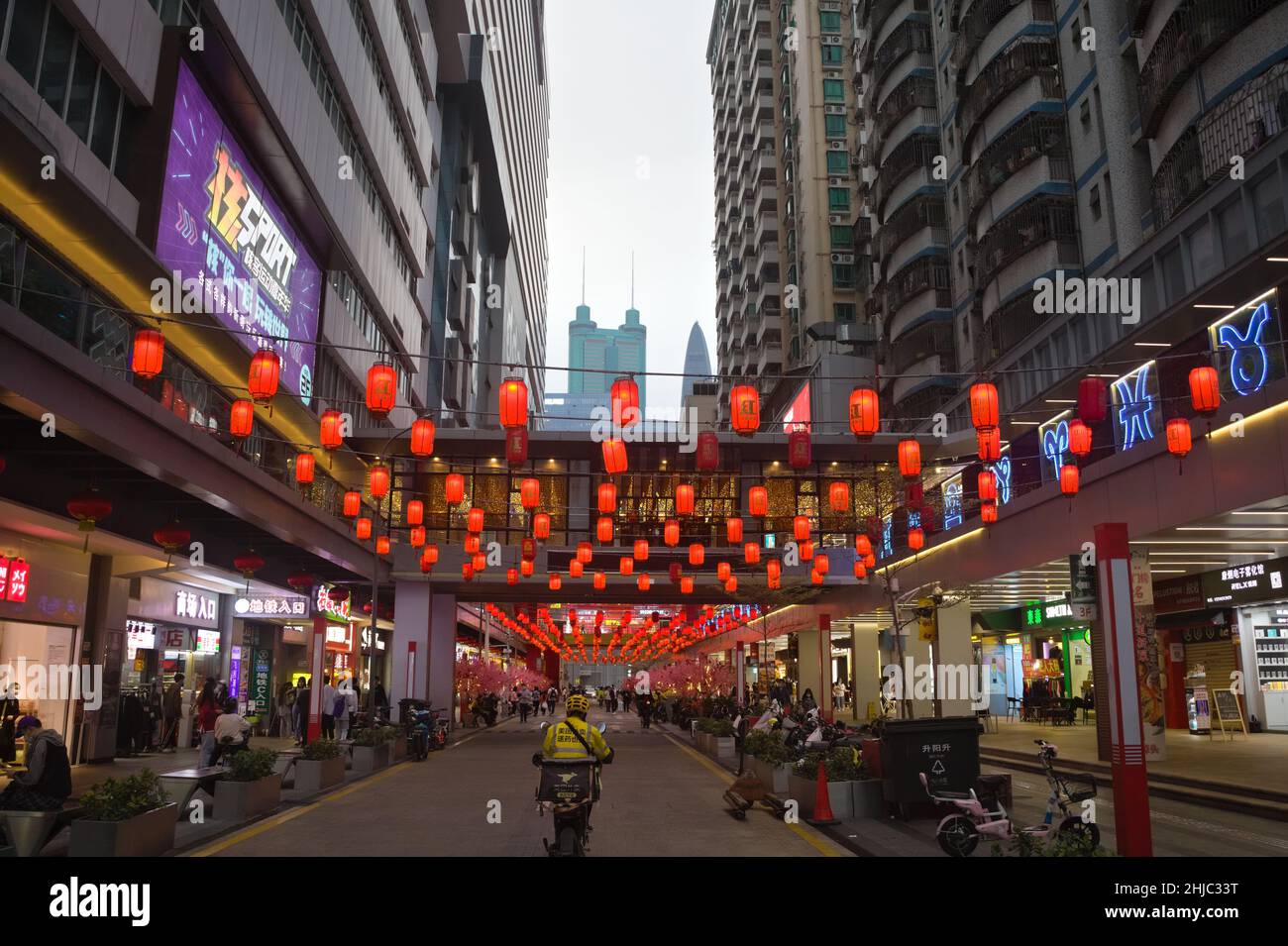 Faroles rojos expuestos antes del Año Nuevo Lunar en Shenzhen, China Foto de stock