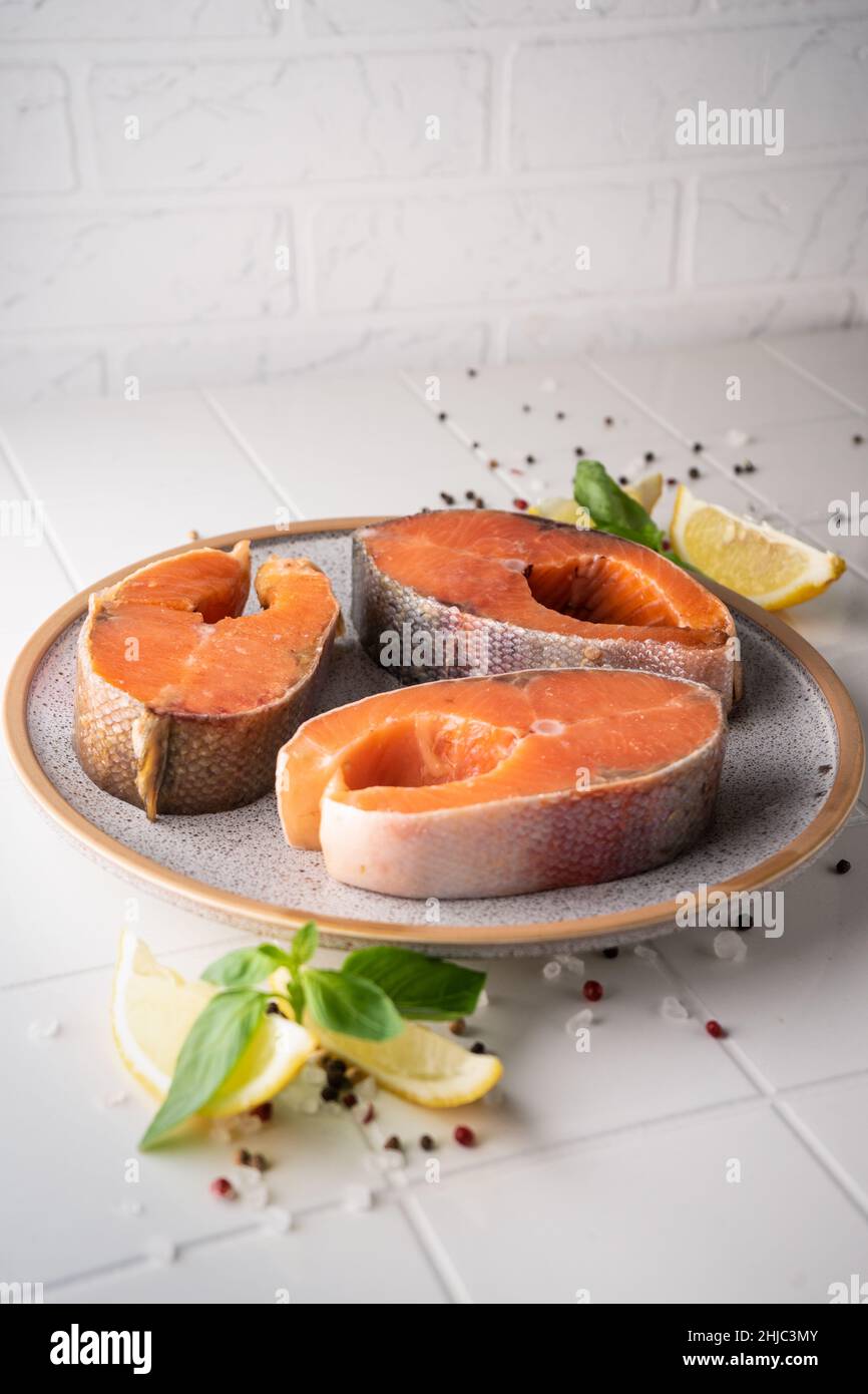filete de trucha cruda antes de cocinar. pescado de agua dulce de la  familia del salmón. para publicidad y recetas Fotografía de stock - Alamy
