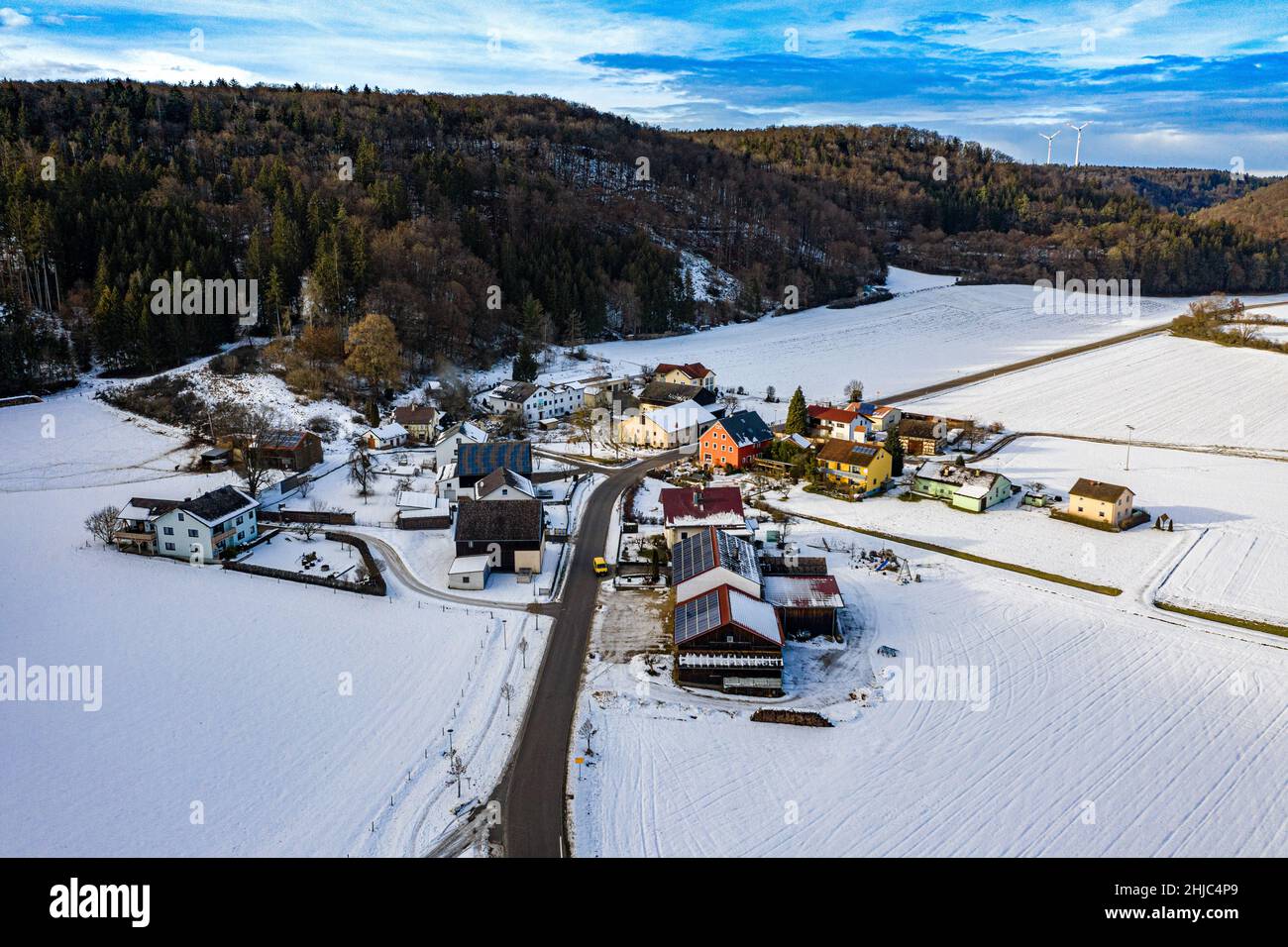 vista aérea de un pequeño pueblo en el parque natural de altmühltal, baviera, alemania Foto de stock