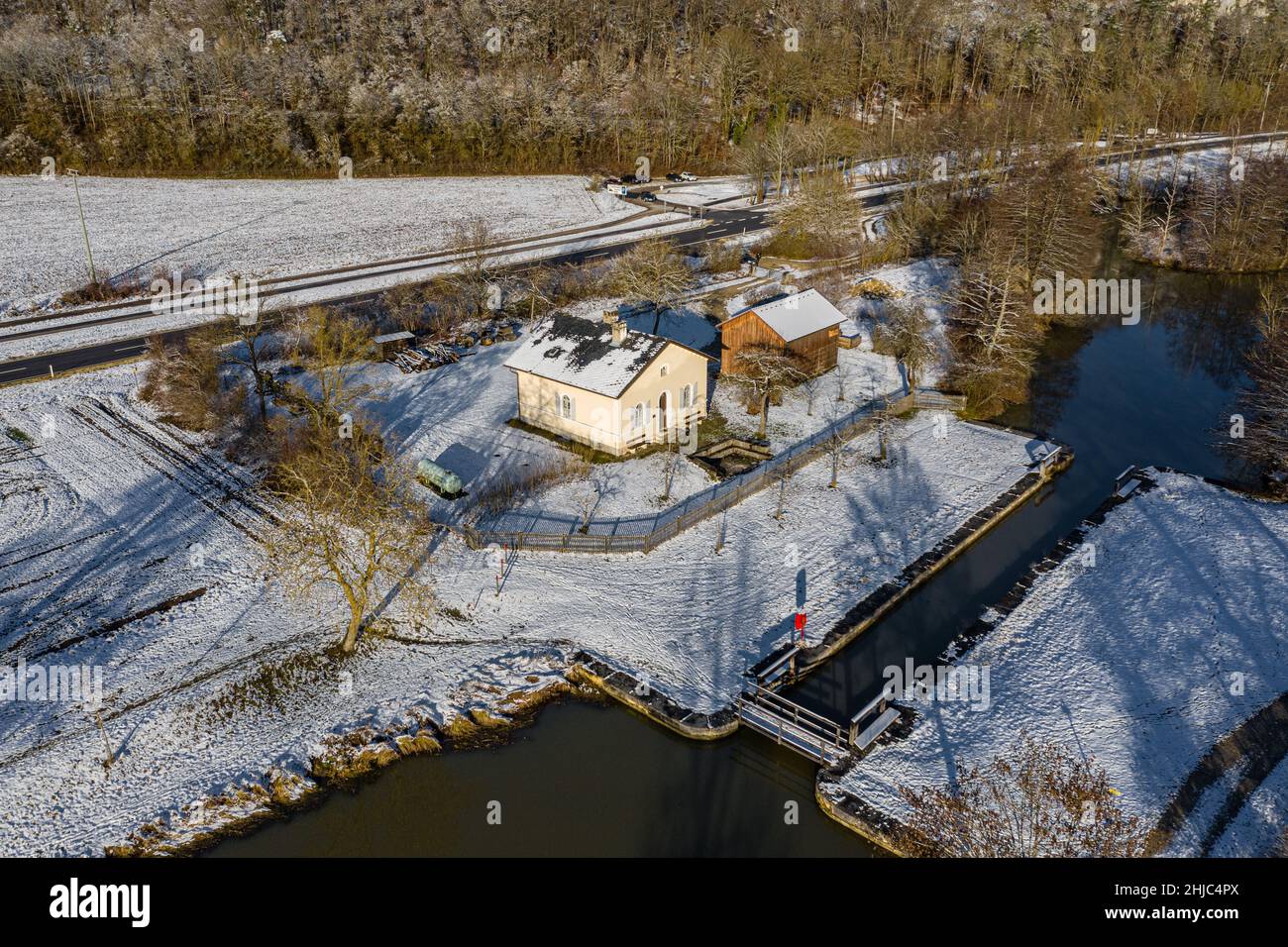 vista aérea de un sluice histórico en el canal rhein-principal-danubio en el parque natural altmühltal, baviera, alemania Foto de stock