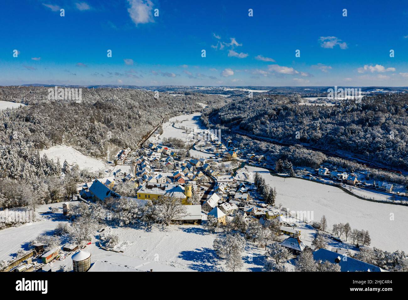 vista aérea del schloß möhren en el parque natural altmühltal, baviera, alemania, un pequeño castillo de cuento de hadas para hoiday y boda Foto de stock