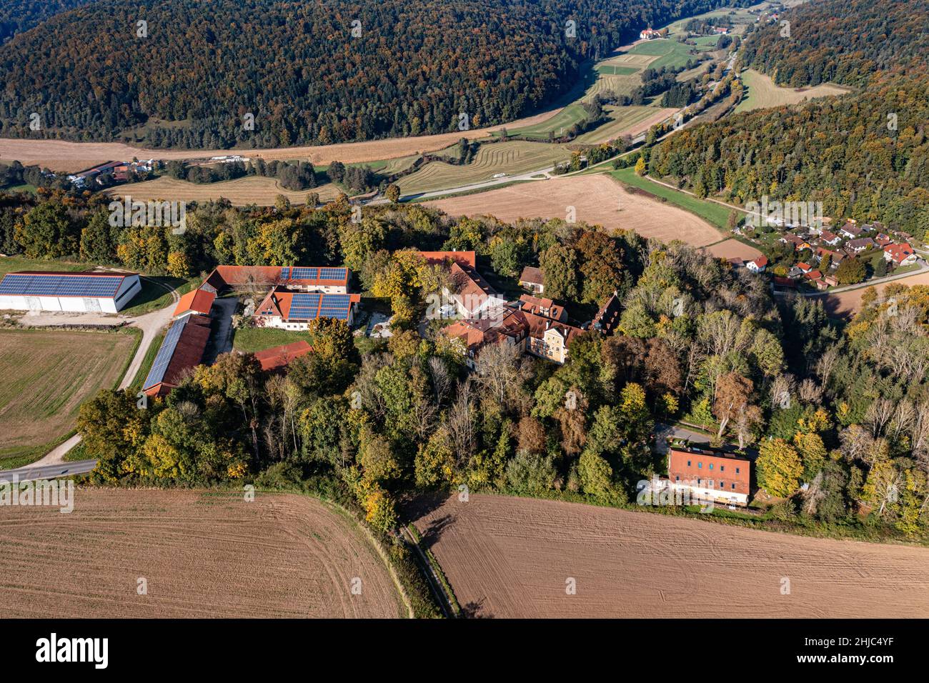 vista aérea de un pequeño pueblo con castillo en el parque natural altmühltal, baviera, alemania en otoño Foto de stock