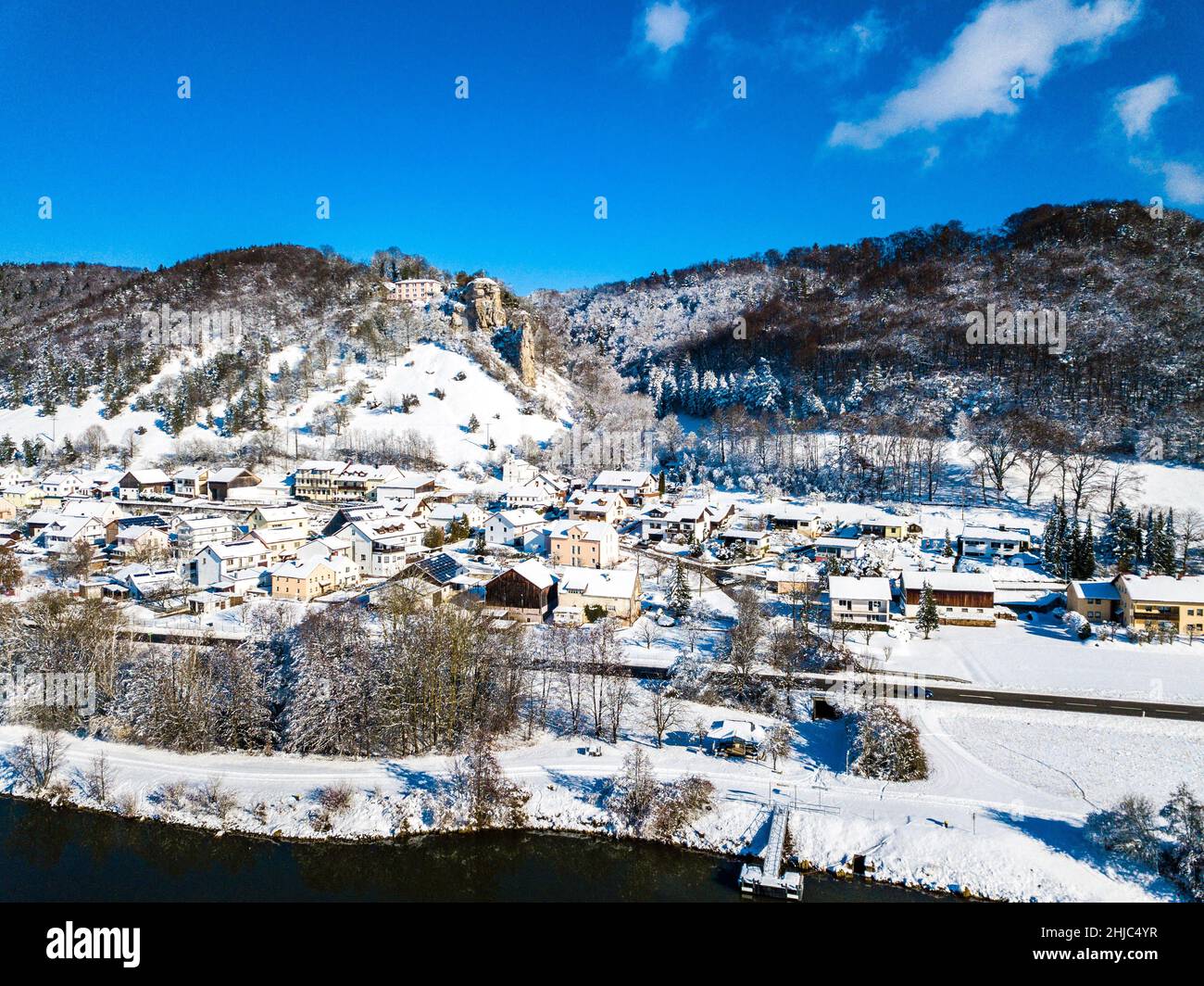 vista aérea de meihern, un pequeño pueblo en el parque natural de altmühltal, baviera, alemania en un día soleado en invierno Foto de stock