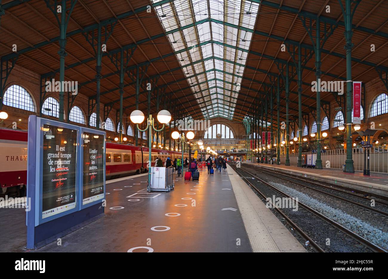 PARÍS, FRANCIA -8 DE ENERO de 2022- Vista de la Gare du Nord (Paris-Nord), una gran estación de tren histórica en el distrito 10th de París. Foto de stock