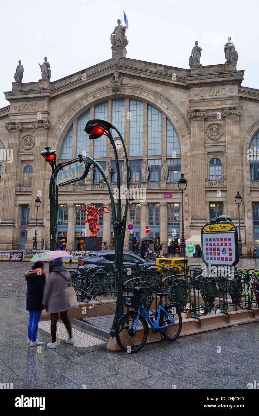 PARÍS, FRANCIA -8 DE ENERO de 2022- Vista de la Gare du Nord (Paris-Nord), una gran estación de tren histórica en el distrito 10th de París. Foto de stock