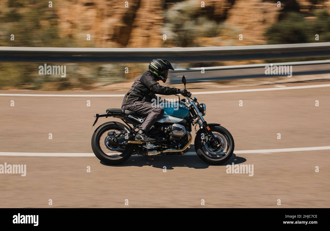 Almería, España - 5th 2021 de mayo: Hombre montando una BMW R 90T pura motocicleta en un giro de carretera de montaña, durante el evento Dunlop Xperience en Almería, España Foto de stock