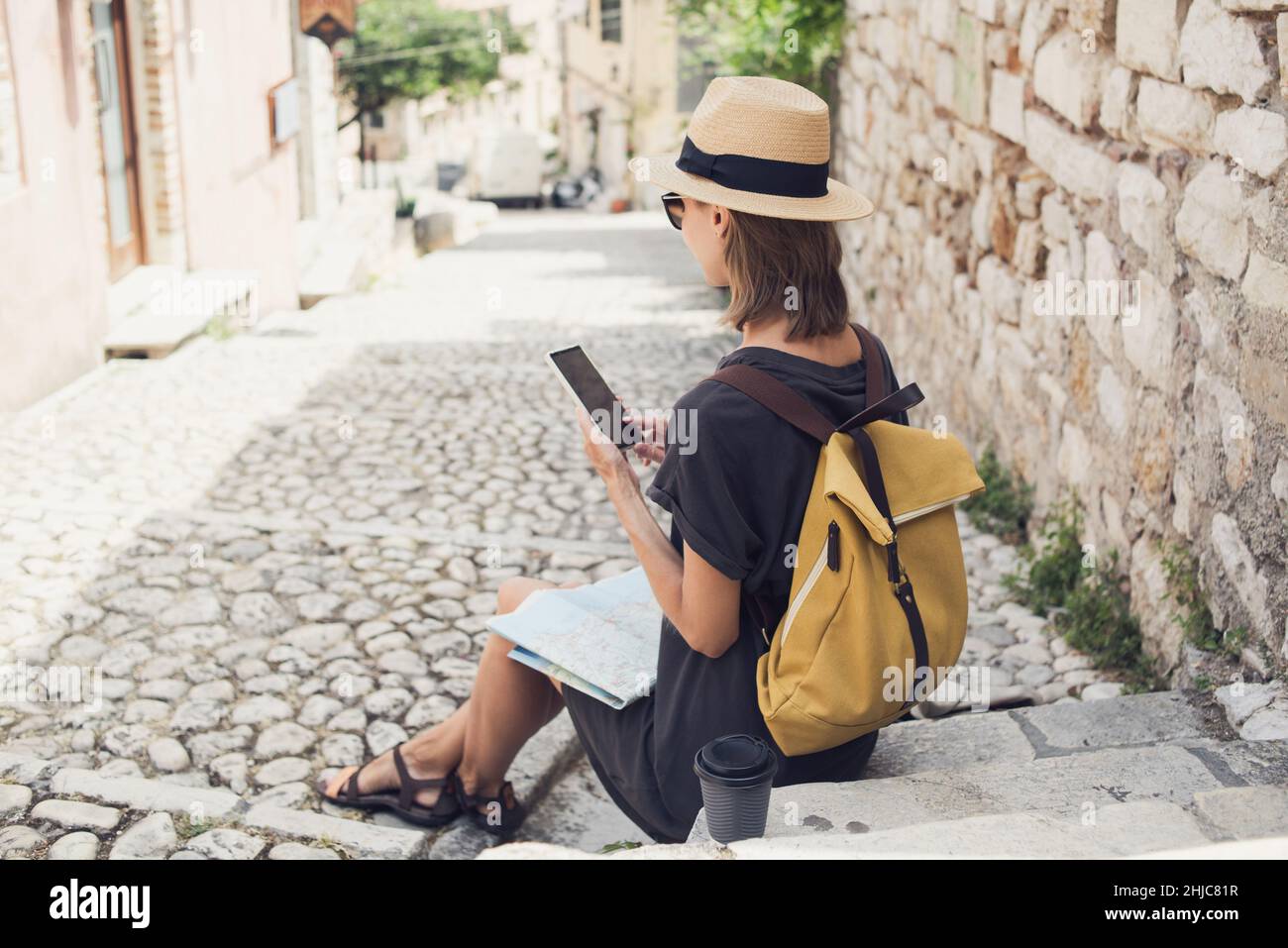 Mujer turista que utiliza smartphone en una ciudad. Viajes, estilo de vida, vacaciones de verano, vacaciones, tecnología, concepto de comunicación Foto de stock