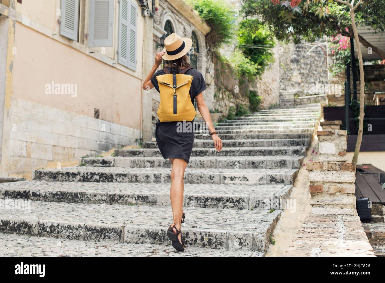 Mujer turista disfrutando de vacaciones en el casco antiguo de la ciudad. Viajes, estilo de vida activo, disfrutar de la vida, vacaciones de verano, vacaciones, concepto de personas Foto de stock