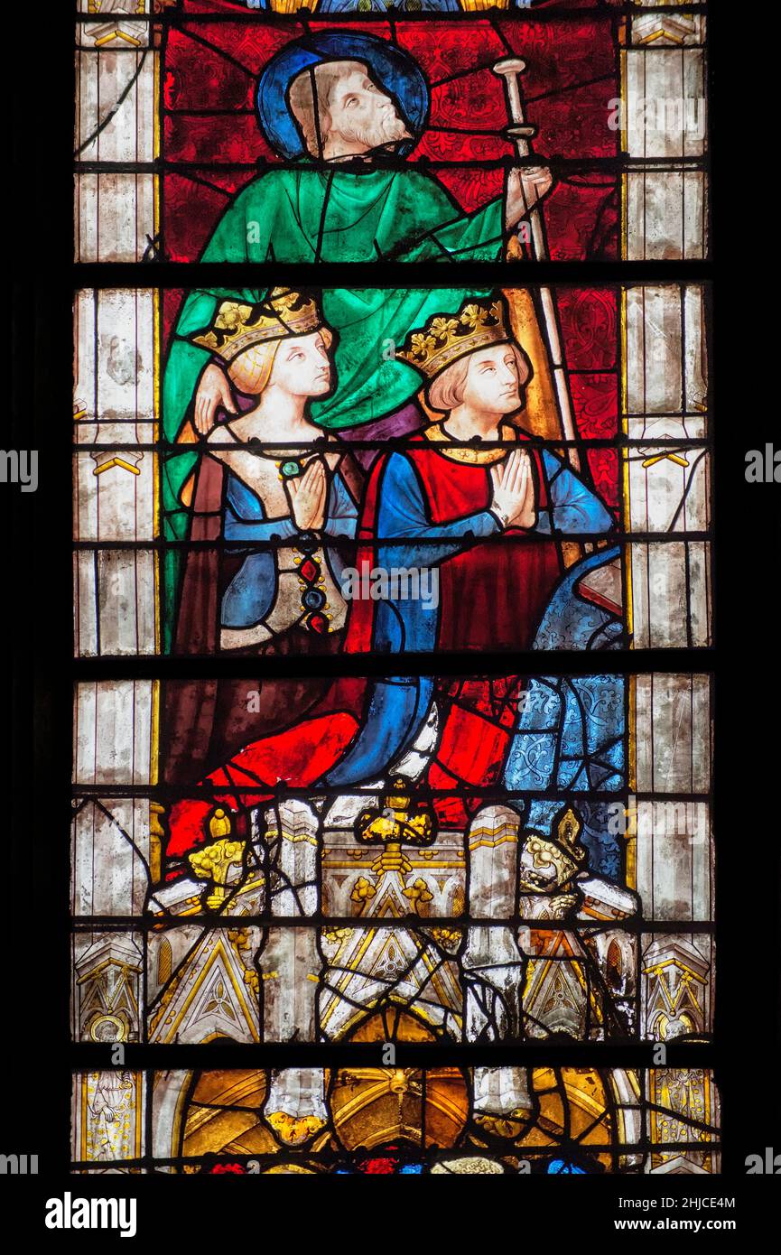 Vidrieras de la Catedral de Chartres, Francia - mostrando a los reyes de Francia. Patrimonio de la Humanidad de la UNESCO. Las vidrieras de Char Foto de stock