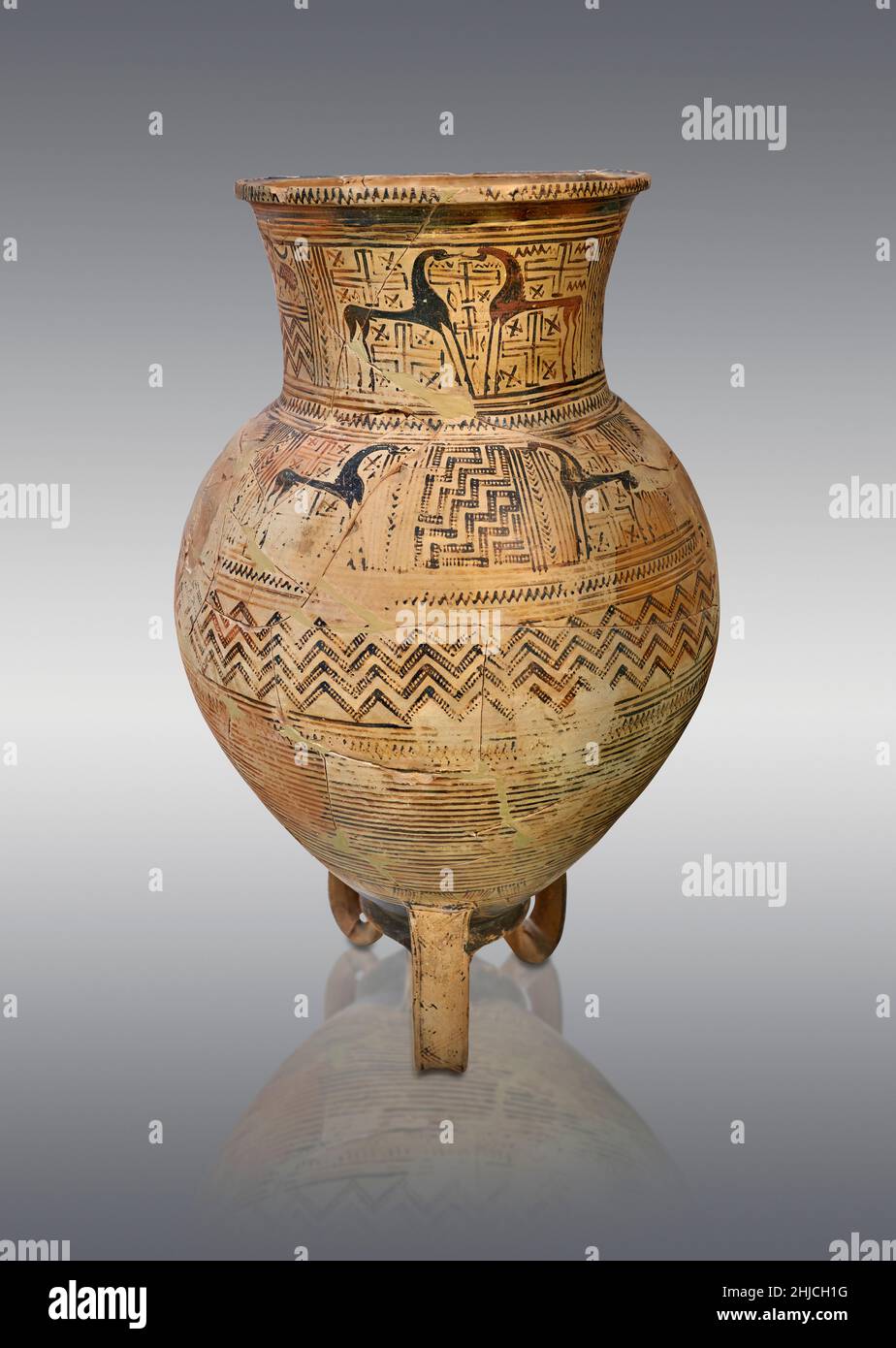 Período geométrico Griega alfarería trípode amphora, Nafplion Pronoia, 740-590 aC . Museo Arqueológico de Nafplion.: Sobre fondo gris. Fotógrafo Foto de stock