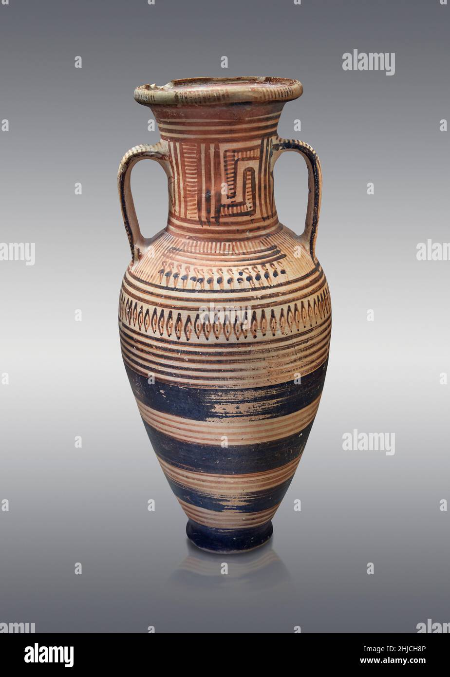 Período geométrico Amphora cerámica griega, acrópolis de Asine, 730-690 aC . Museo Arqueológico de Nafplion.: Sobre fondo gris. Fotógrafo Paul E WI Foto de stock