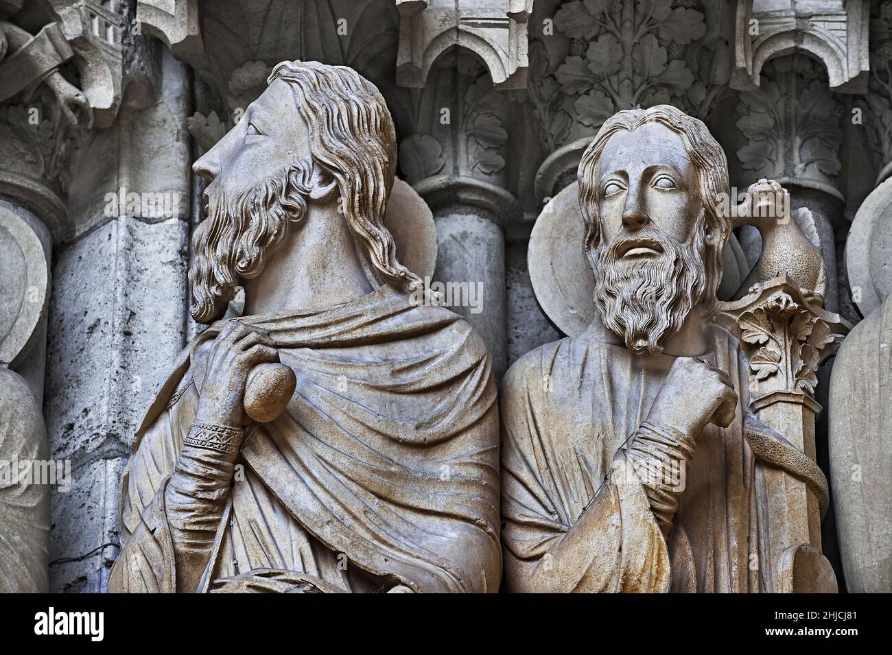 Estatuas góticas y esculturas exteriores de la Catedral de Chartres. Porche Norte, Portal Central, Jambs Izquierda- Vista General c. 1194-1230. Estatuas góticas de higo Foto de stock