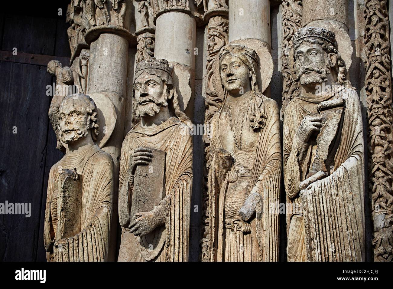La Catedral de Chartres estatuas góticas y esculturas exteriores del portal del oeste. La fachada oeste fue una de las pocas partes de la catedral que sobrevivieron Foto de stock