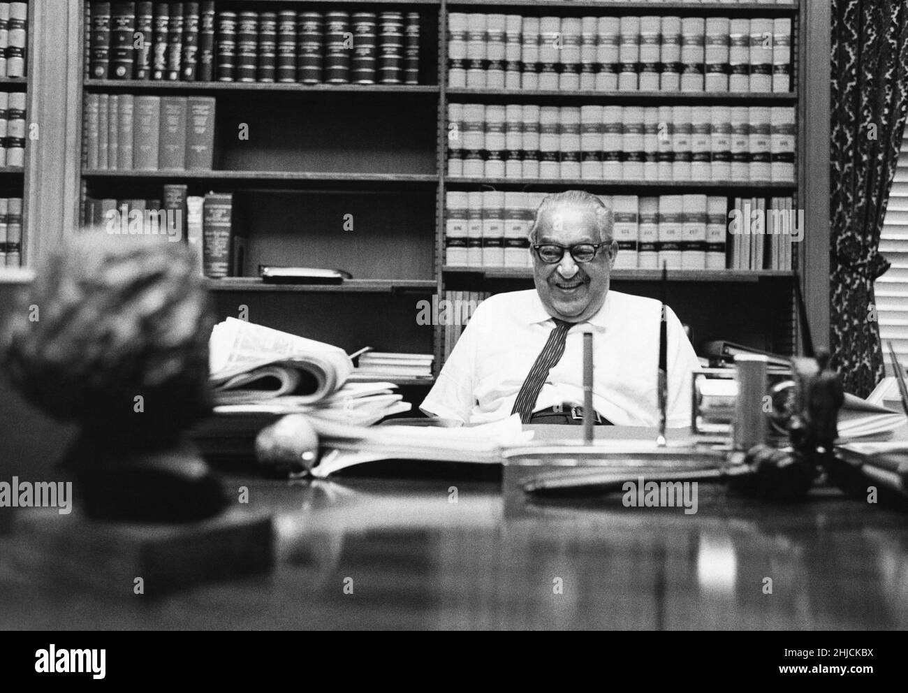 Ex juez del Tribunal Supremo Thurgood Marshall; alrededor de 1977. Foto de stock