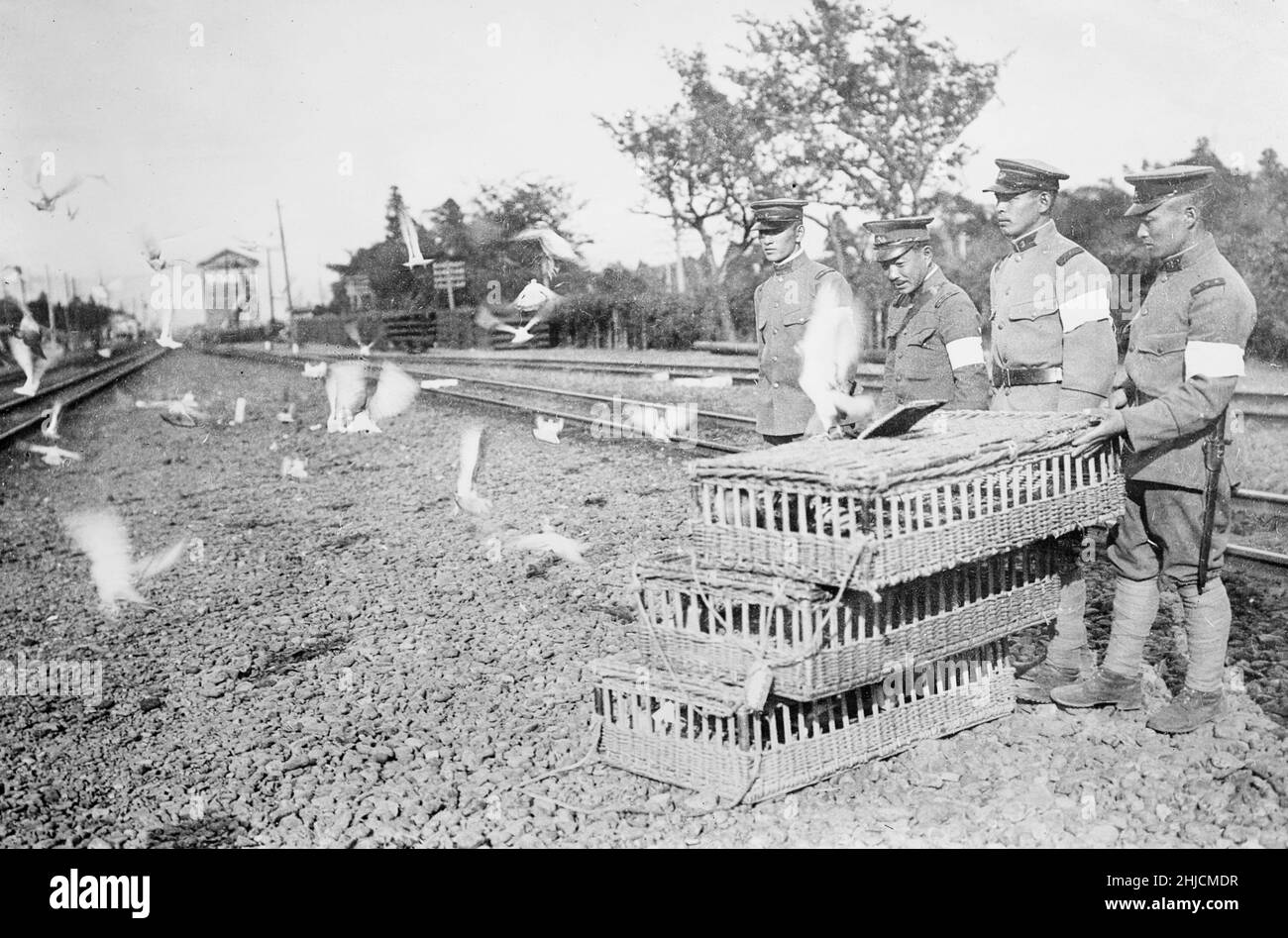 Tropas japonesas de paloma liberando palomas, 1922. Foto de stock