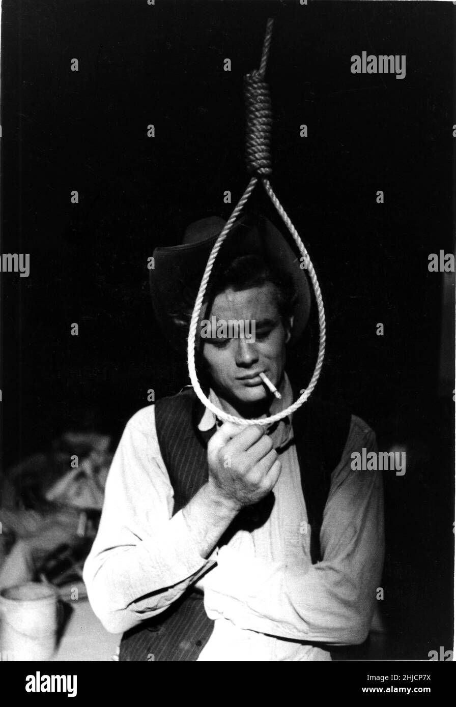 James Dean (8 de febrero de 1931 ‚Äì 30 de septiembre de 1955), actor de cine estadounidense, trabajando en su última película, 'Giant'. Foto 1955. Foto de stock