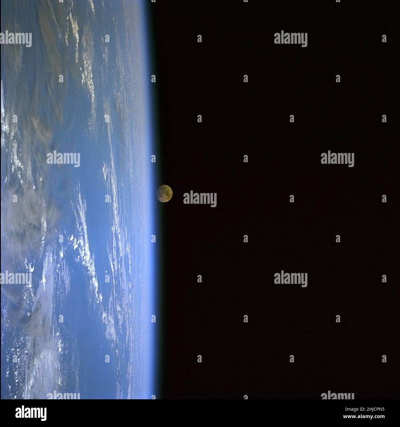 Esta imagen tomada por un astronauta a bordo del transbordador espacial Discovery durante la misión STS-103 muestra una vista panorámica de la Tierra en la luna. Diciembre, 1999. Foto de stock