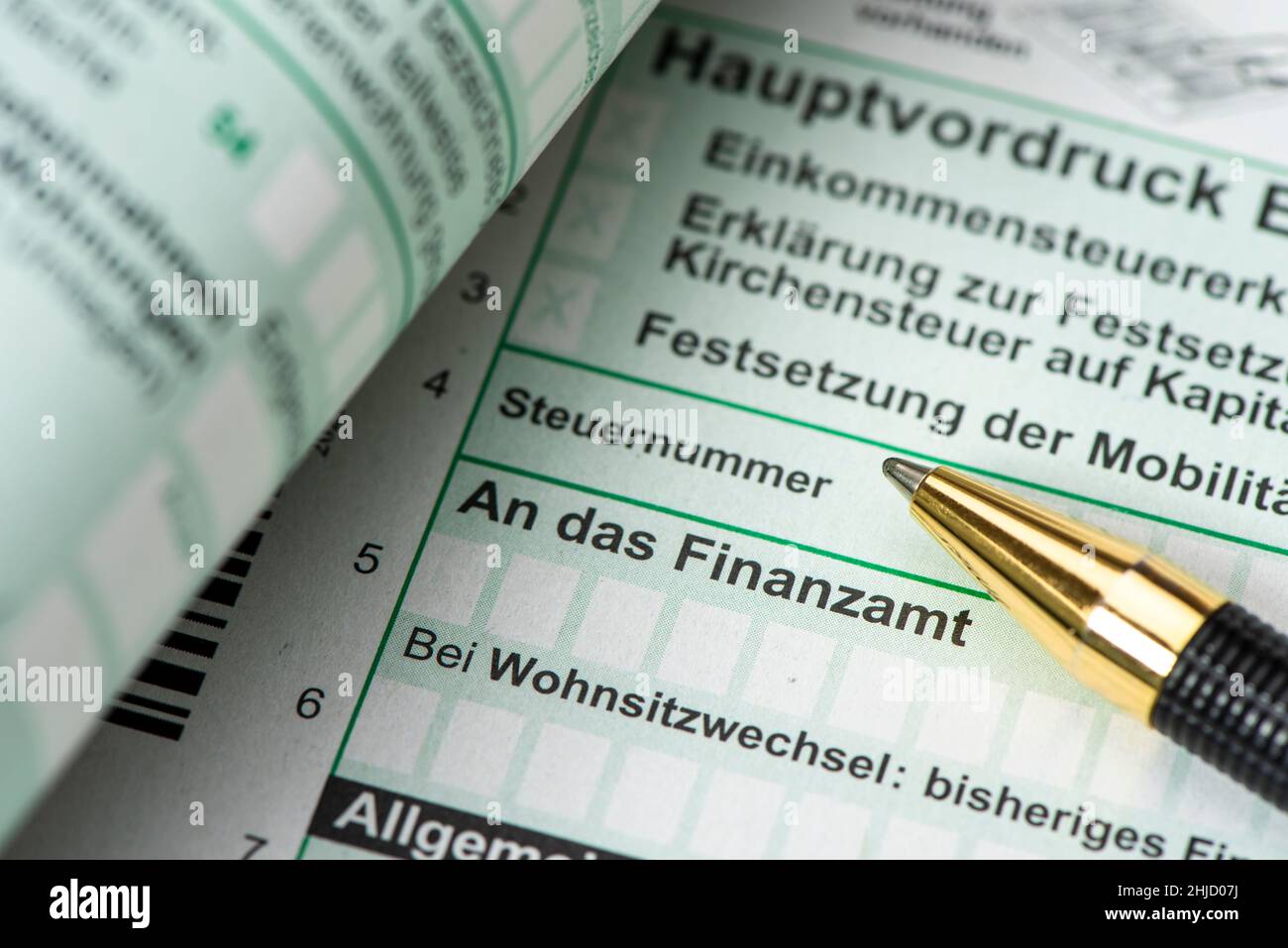 Steuererklärung für Finanzamt mit Formular Fotografía de stock - Alamy