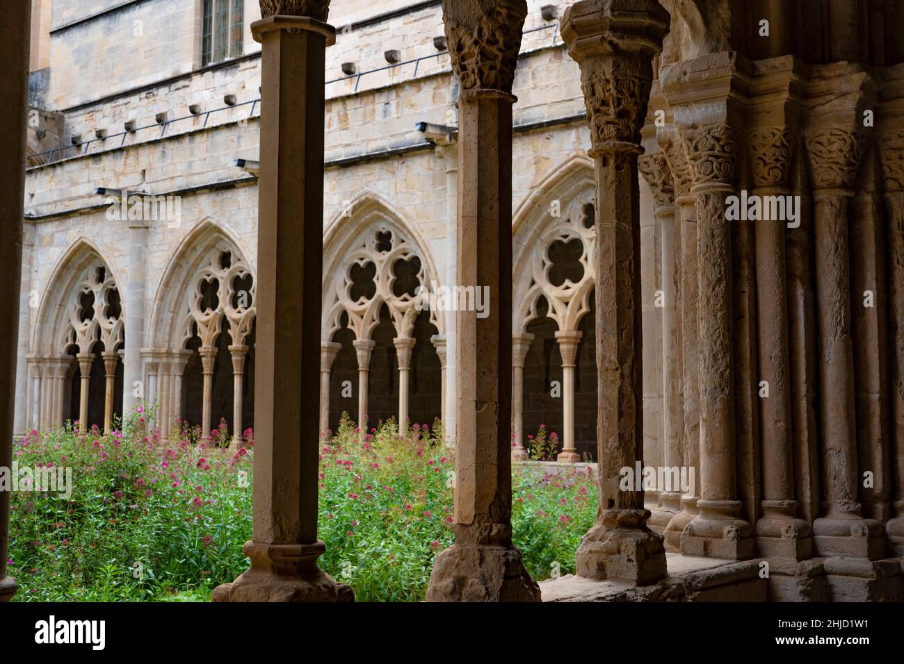 Claustro de la Abadía de Poblet, Reial Monestir de Santa Maria de Poblet, Cataluña, España. Se trata de un monasterio cisterciense, fundado en 1151, situado en la ciudad de f Foto de stock