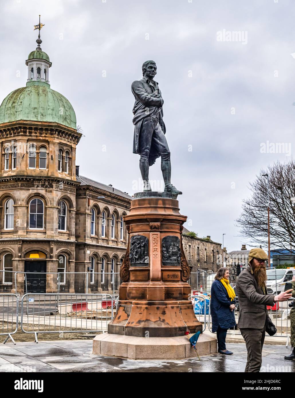 Desvelación de la estatua de Robert Burns después de la construcción de tranvías con el Victorian Corn Exchange, Bernard Street, Leith, Edimburgo, Escocia Foto de stock