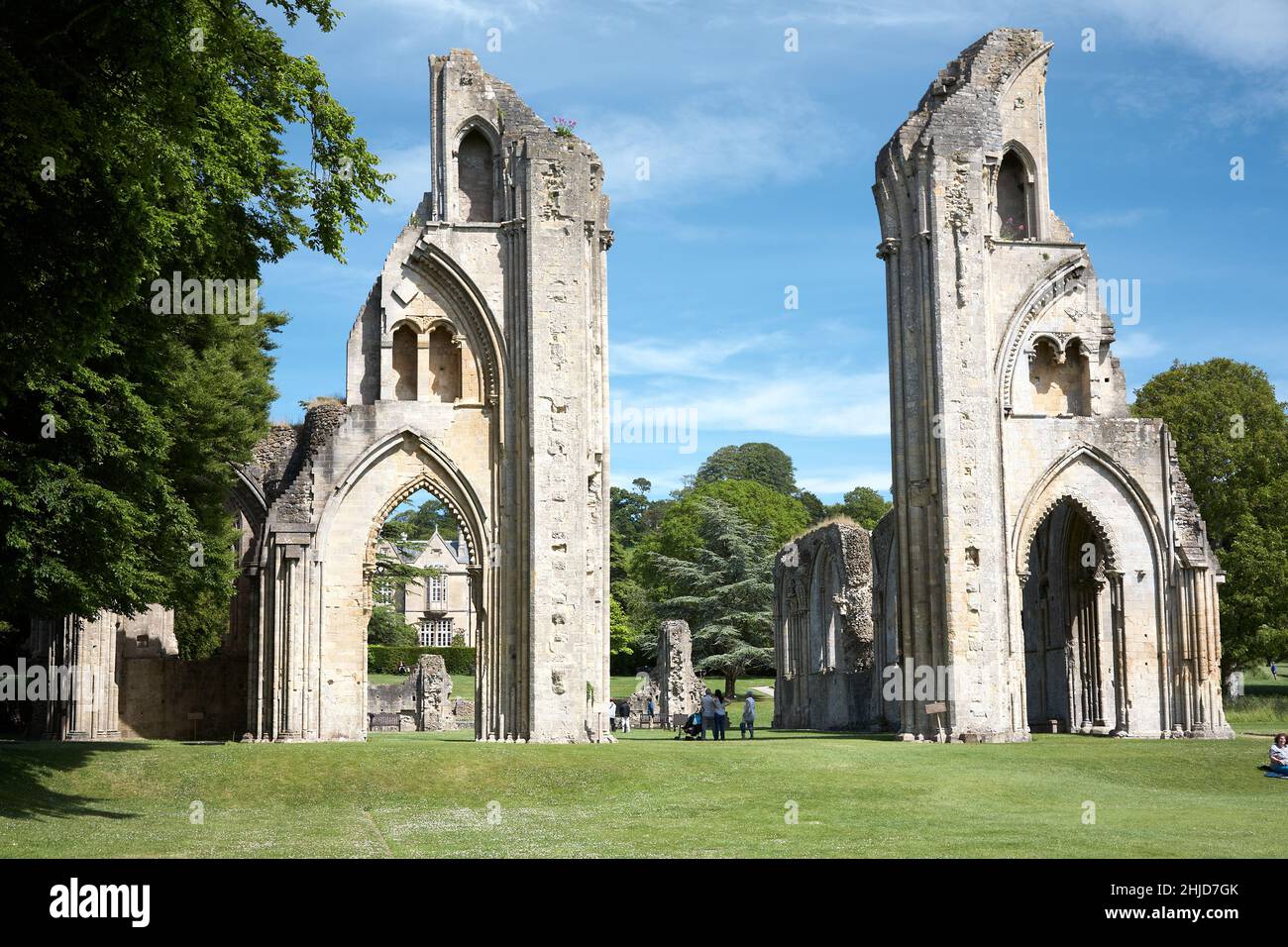 Las espectaculares ruinas de la Abadía de Glastonbury Foto de stock