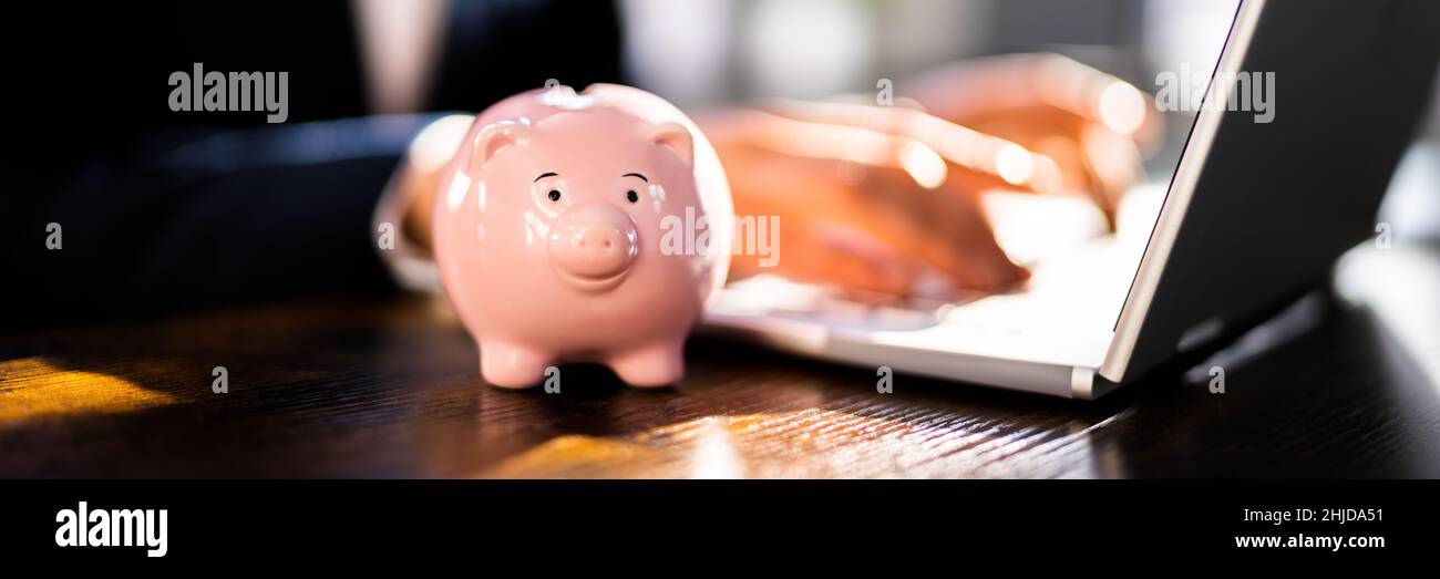 Piggy Bank en línea y ahorrar dinero usando Internet Foto de stock
