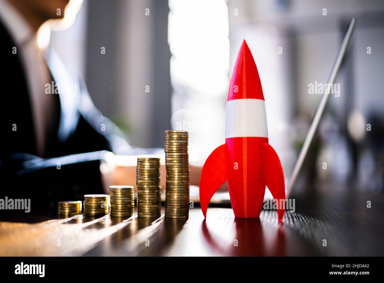 Red Rocket, además de Monedas apiladas y flecha que muestra la dirección hacia arriba Foto de stock