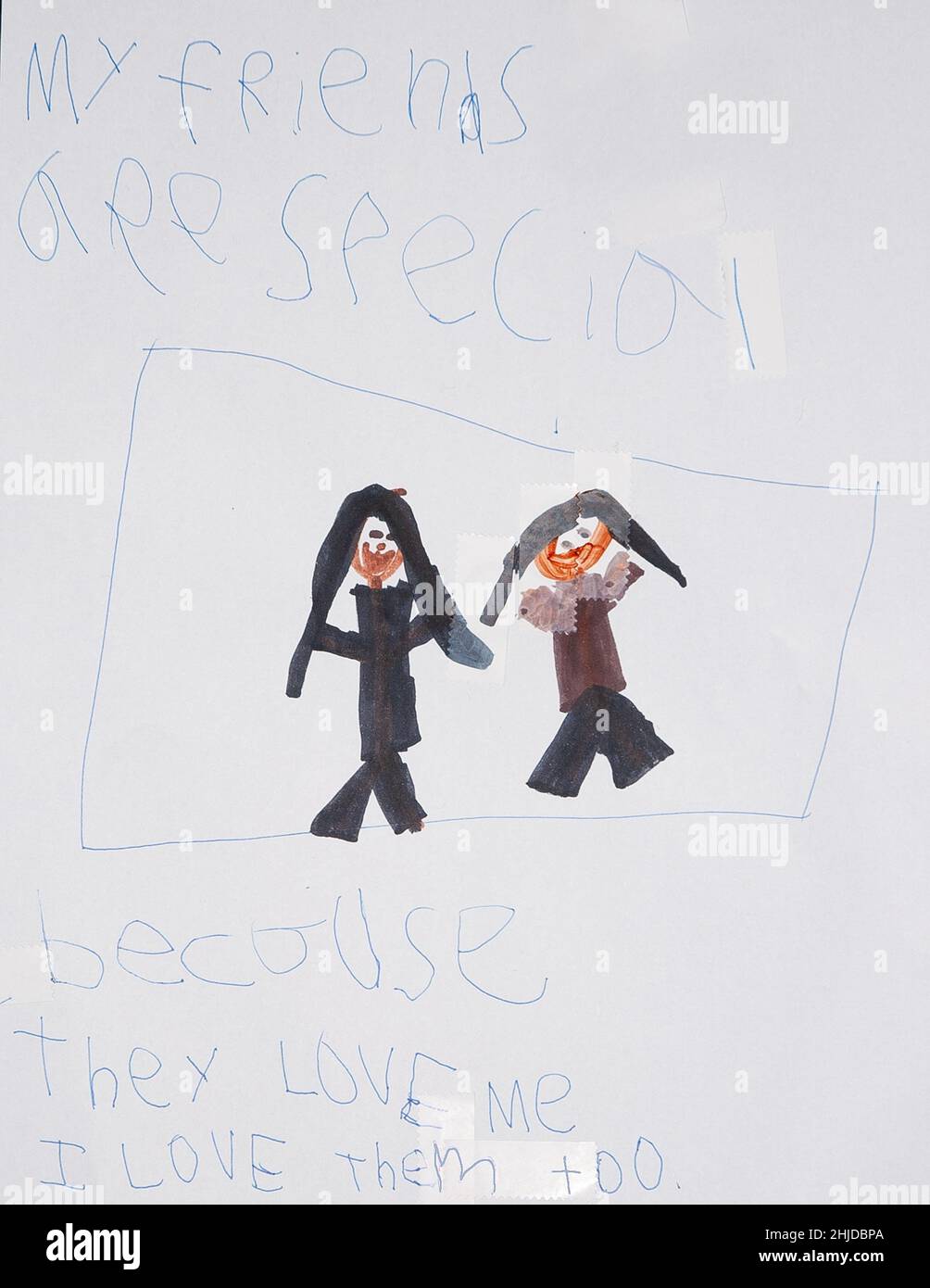 Obras de arte de los niños de 5 años de edad dibujo de sí misma con un amigo y la escritura 'Mis amigos son especiales porque me aman. Yo también los amo.' Foto de stock