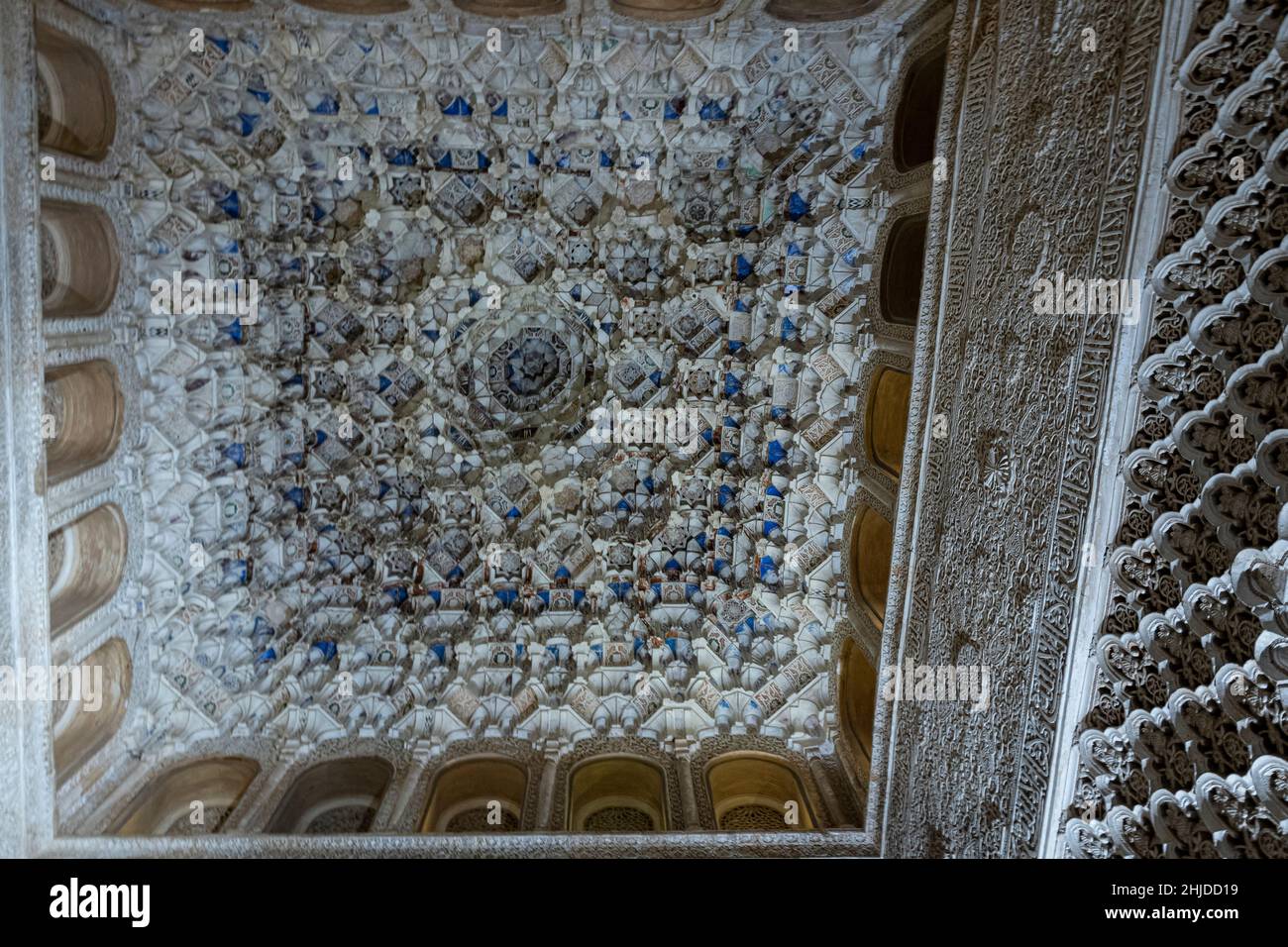 Detalle de decoración del techo de los palacios de la Alhambra con los pocos colores originales que quedan. Granada. Andalucía. España. Foto de stock