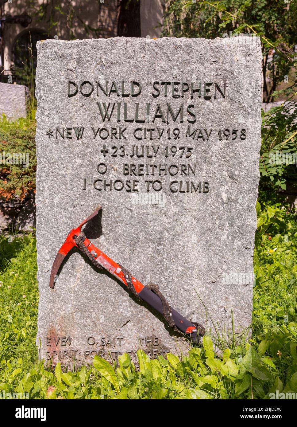 ZERMATT, SUIZA - Headstone conmemorativo con hacha de hielo para el escalador Donald Stephen Williams, cementerio de los montañeros, cementerio de los escaladores de montaña. Foto de stock