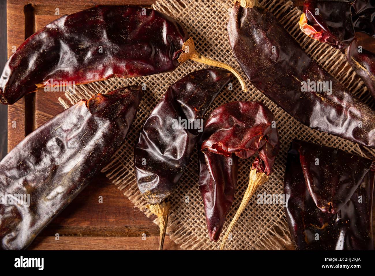 Chile Guajillo. Este chile mexicano es la forma seca de chile mirasol y