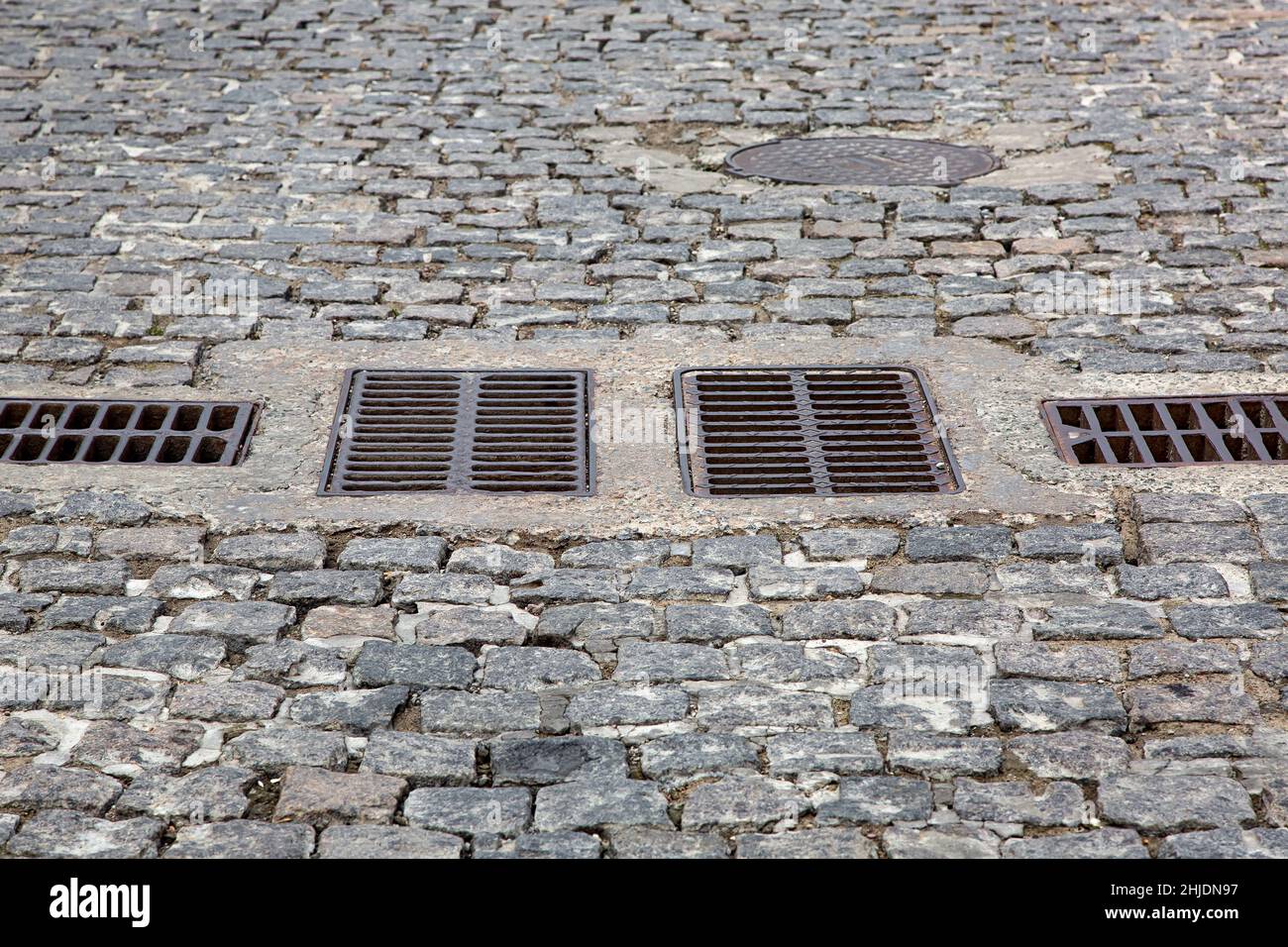 Rejilla de drenaje de aguas pluviales fotografías e imágenes de alta  resolución - Alamy