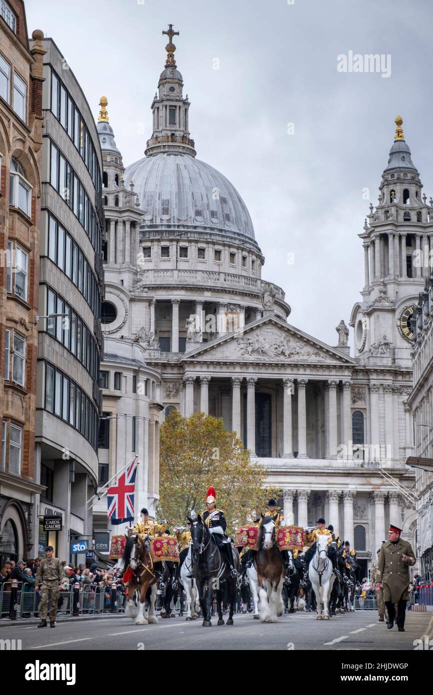 Soldados del Ejército Británico - Blues & Royals, Regimiento Montado de Caballería Doméstica, uniforme ceremonial - guardias oficiales de la Reina. La catedral de San Pablo detrás. Foto de stock