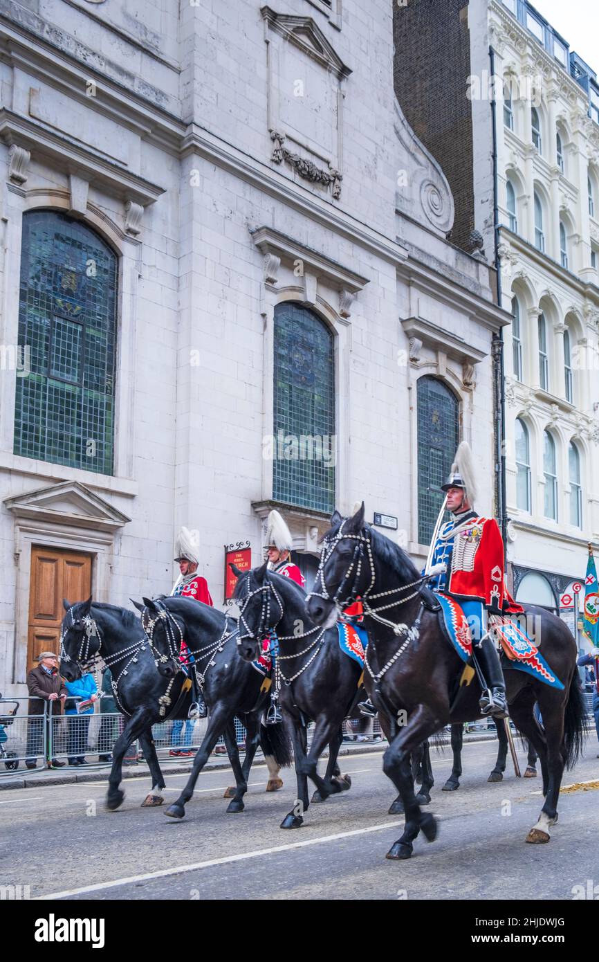 Reino Unido, Inglaterra, Londres, Distrito Financiero de la Ciudad de Londres. Jinetes de caballería de los Guardias de Vida - guardias oficiales de la Reina en el Lord Mayors Show. Foto de stock