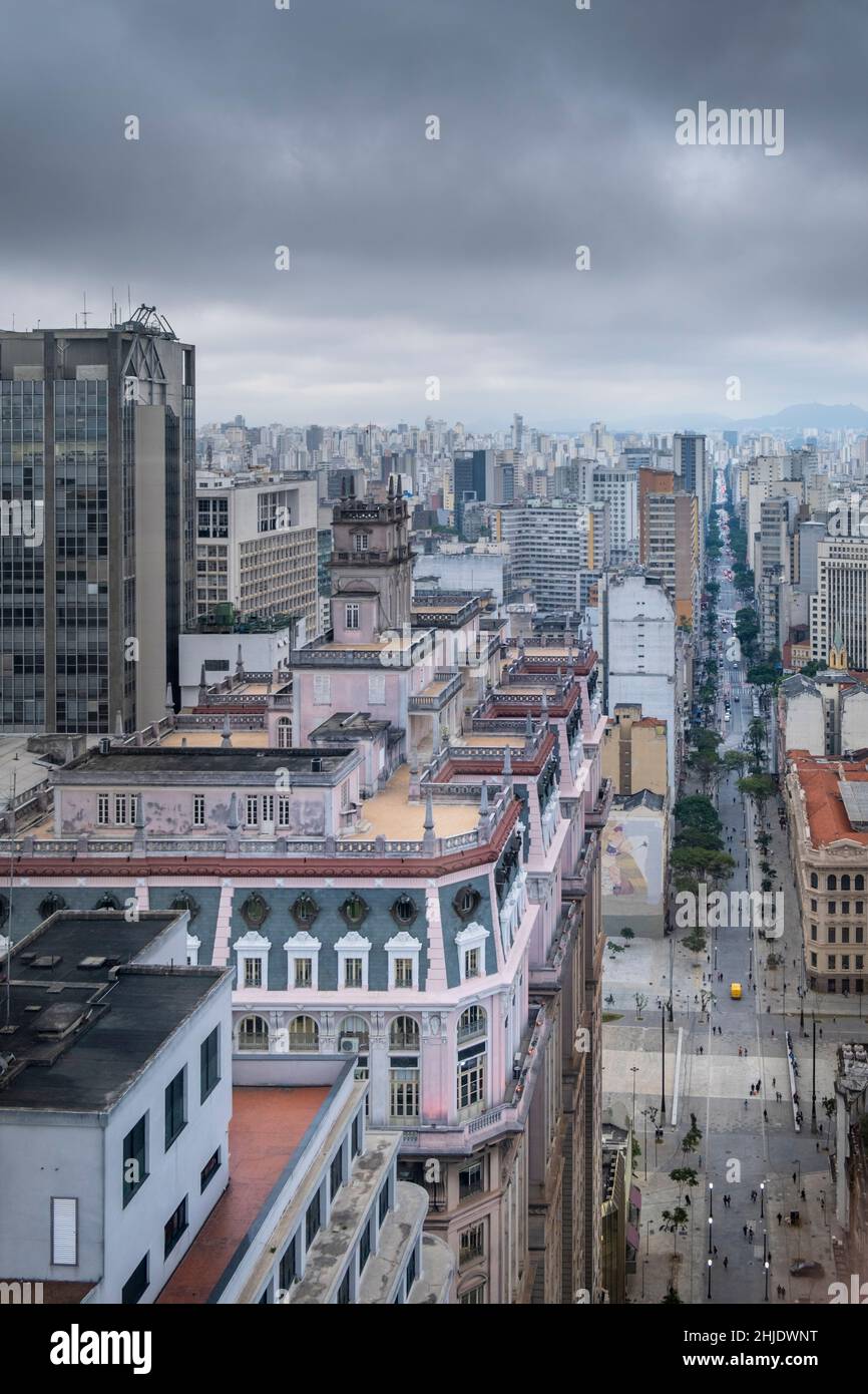 Horizonte del centro de São Paulo por Av Sao Joao. Edificio Martinelli (primer plano) - Primer rascacielos de Brasil, inaugurado en 1929. Fuertes nubes de lluvia. Foto de stock
