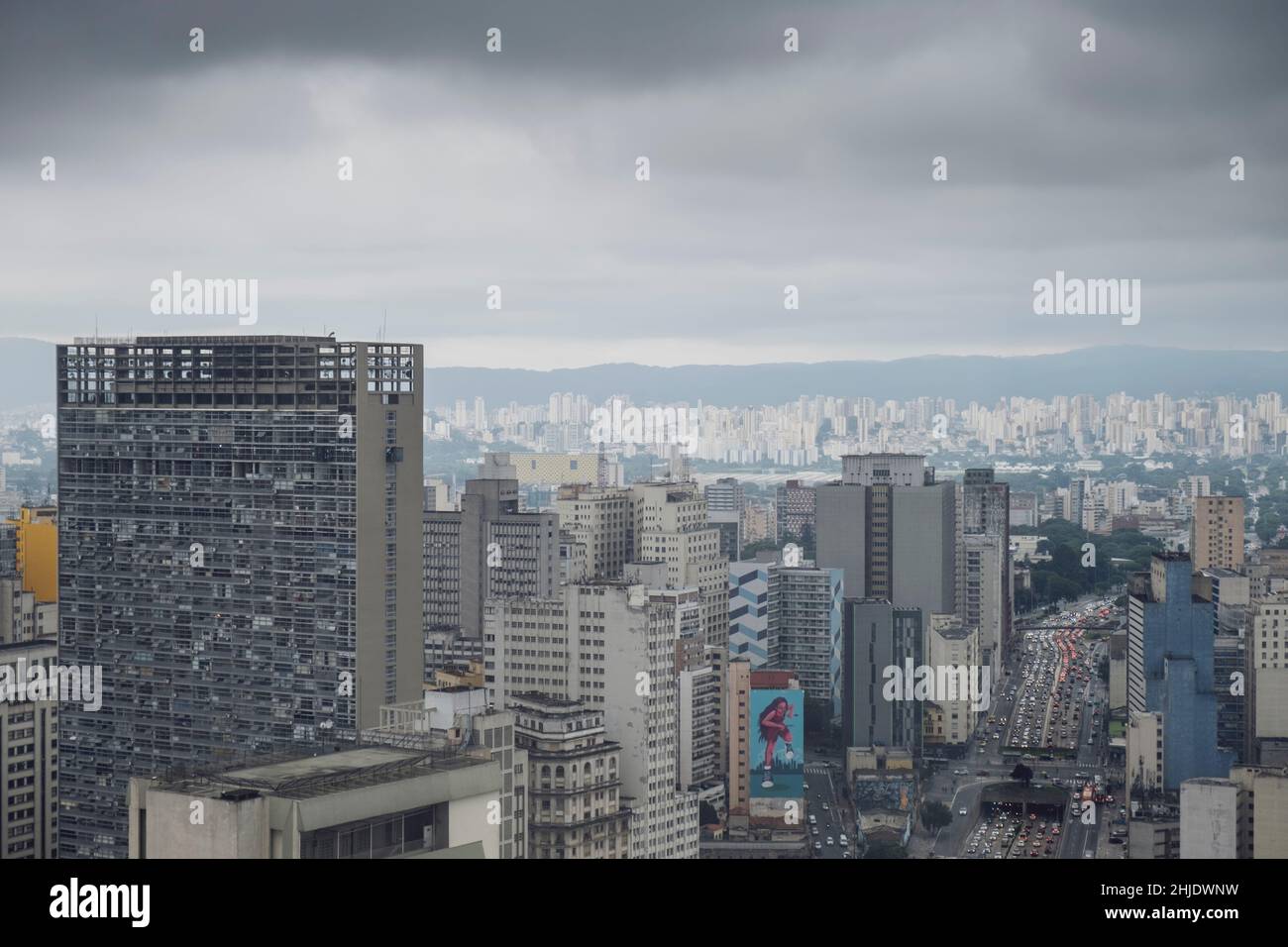 Brasil, São Paulo. Horizonte urbano de edificios comerciales y residenciales de gran altura en el distrito del centro de la ciudad. La ciudad más grande de las Américas. Foto de stock