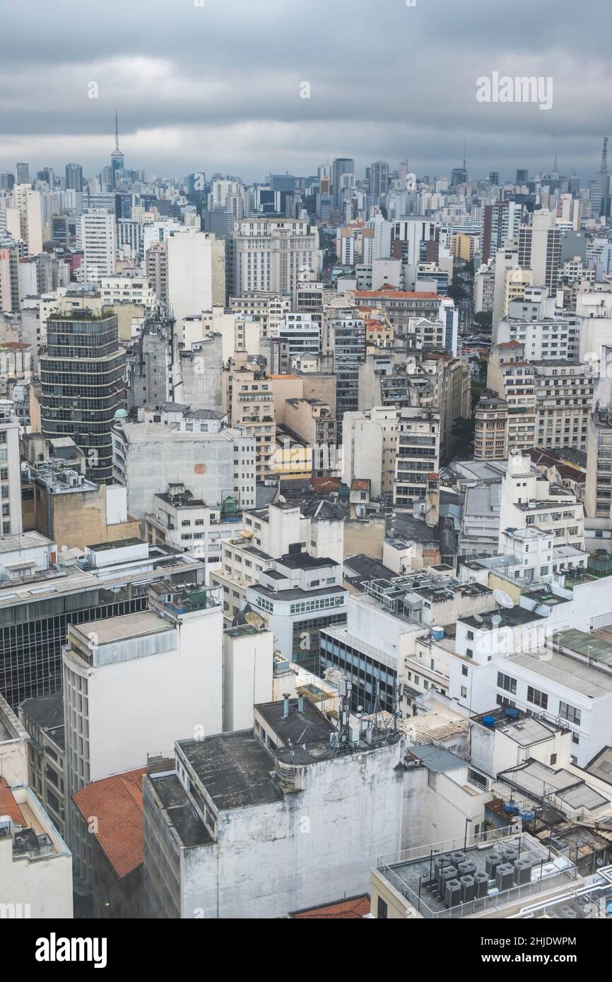 Brasil, São Paulo. Horizonte urbano de edificios comerciales y residenciales de gran altura en el distrito del centro de la ciudad. La ciudad más grande de las Américas. Foto de stock
